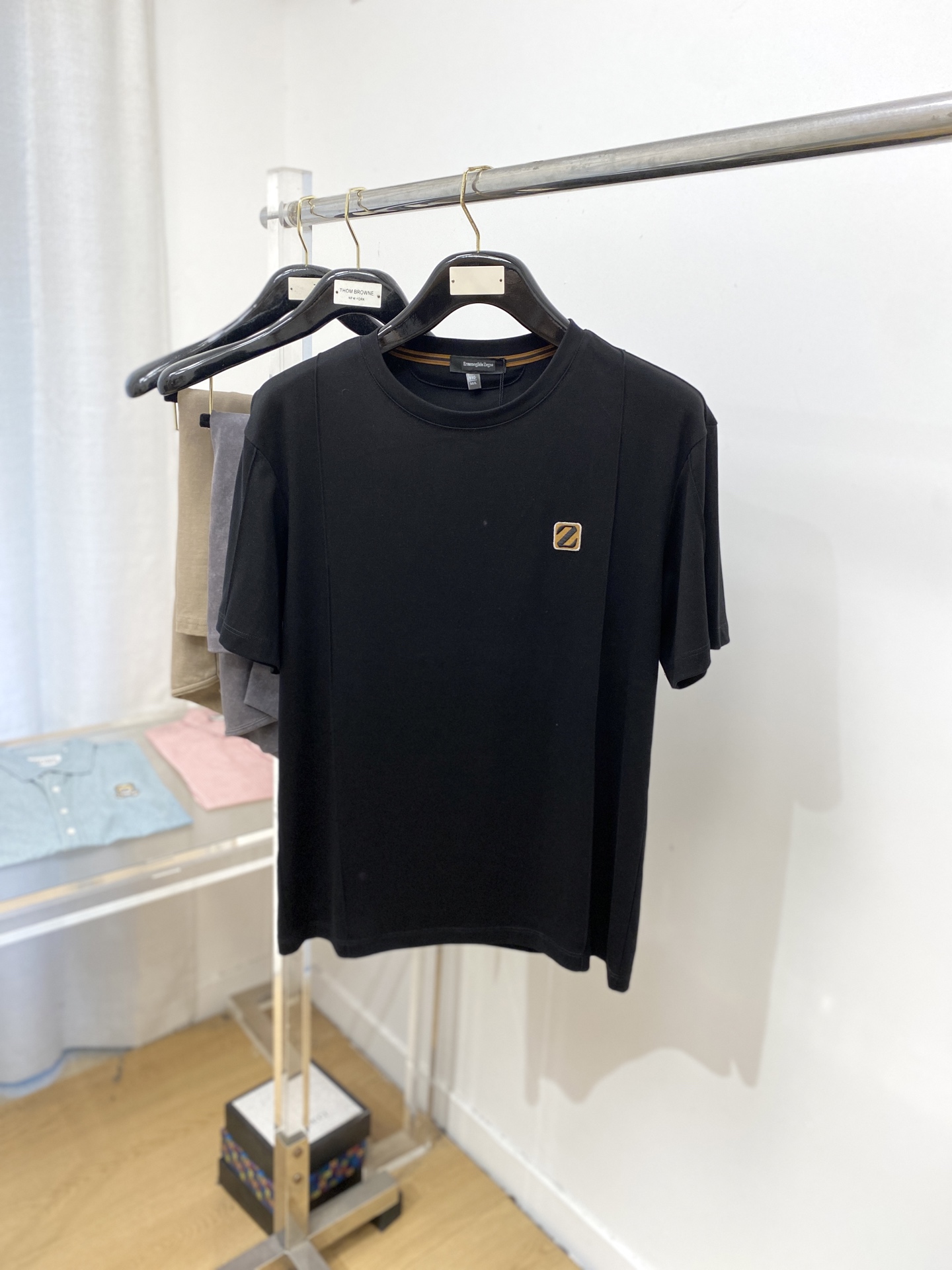 NO:442081,Zenia, the latest short-sleeved T-shirt in 2025, handsome and fashionable, exquisite embroidered letter logo on the chest, simple and versatile style. The fabric cotton is not only crisp, maintains the trendy silhouette, but also comfortable to wear, and the yarn is more delicate, S-XXL, zegna, T-shirt, tees, t-shirt, alexander wang19860909杰尼亚、2025最新款短袖T恤,帅气时尚,胸前精致刺绣字母logo,简约百搭款.面料棉 不仅挺括,保持潮流的廓形,又穿着舒适,纱织更细腻,码数S-XXL,,zegna,T-shirt,tees，t-shirt,alexander wang,Men's clothing