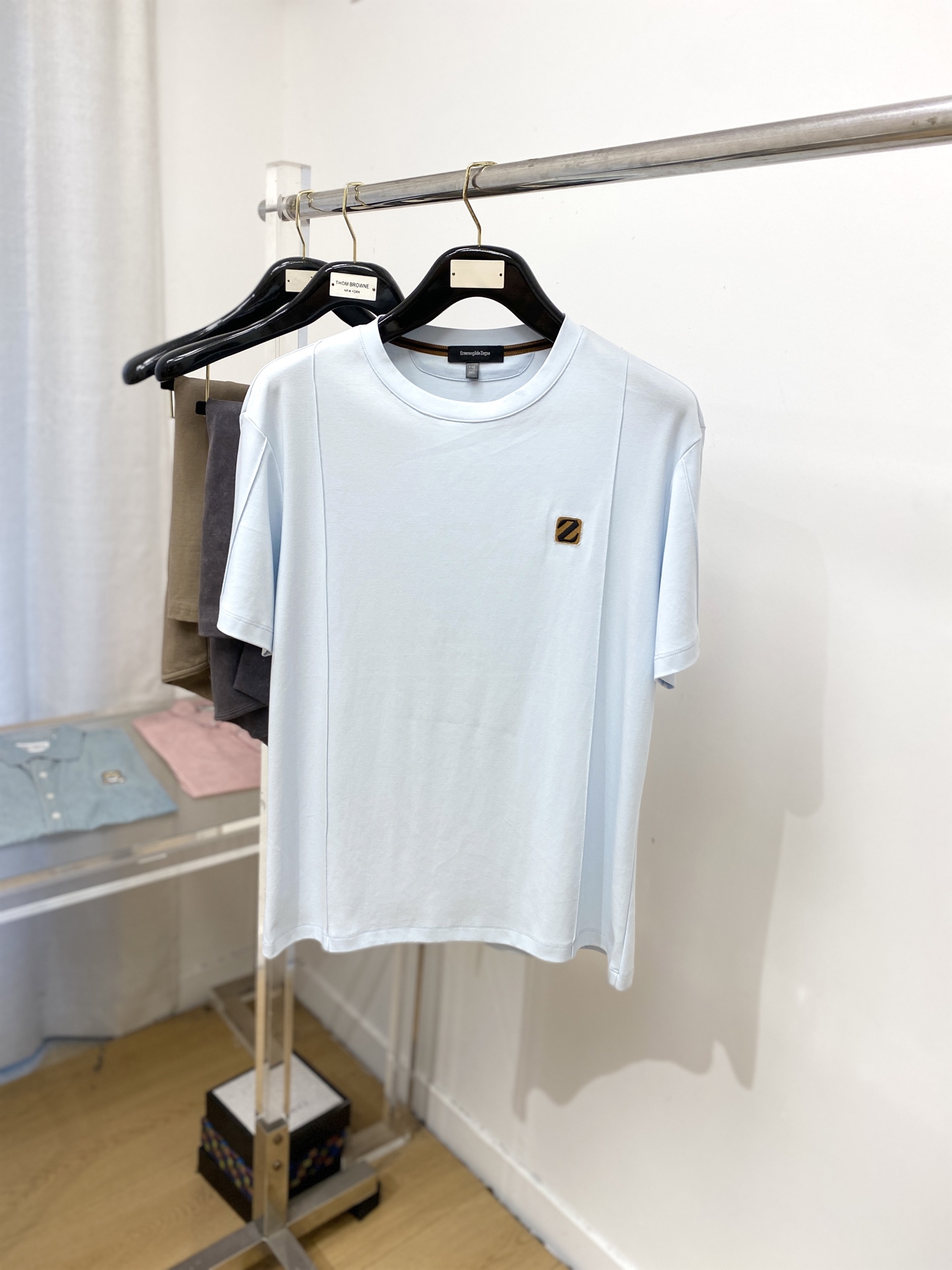 NO:442074,Zenia, the latest short-sleeved T-shirt in 2025, handsome and fashionable, exquisite embroidered letter logo on the chest, simple and versatile style. The fabric cotton is not only crisp, maintains the trendy silhouette, but also comfortable to wear, and the yarn is more delicate, S-XX L,,zegna, T-shirt,tees, t-shirt,alexander wang19860909杰尼亚、2025最新款短袖T恤,帅气时尚,胸前精致刺绣字母logo,简约百搭款.面料棉 不仅挺括,保持潮流的廓形,又穿着舒适,纱织更细腻,码数S-XX L,,zegna,T-shirt,tees，t-shirt,alexander wang,Men's clothing