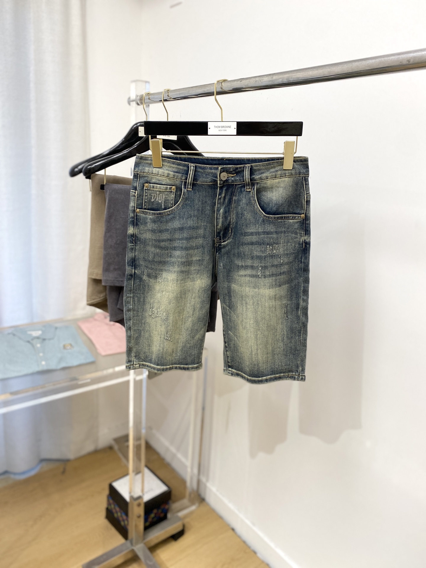 NO:442044,Dior, 2025 latest products, special counters are available at the same time, original singles, washable casual denim shorts, imported original washable elastic fabric, comfortable and elastic, original hardware and auxiliary decorative logo, super positive style, extremely high grade, counter quality, fashionable and stylish upper body, 29-38,,dior, shorts, alexander wang19860909迪奥、2025最新品,专柜同步有售,原单狠货,水洗休闲牛仔短裤,进口原版水洗弹力面料,舒适有弹性,原版五金辅料装饰logo,版型超正,档次极高,专柜品质,上身时尚有型,码数29-38,,dior,shorts,alexander wang,Men's clothing