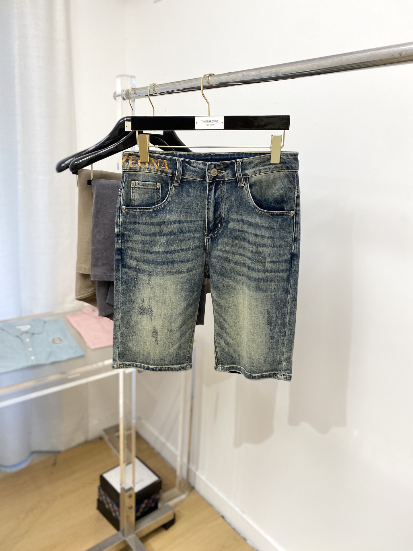 NO:442052,Zenia, 2025 latest products, special counters are available at the same time, original singles, wash casual denim shorts, imported original wash elastic fabric, comfortable and elastic, original hardware and auxiliary decorative logo, super positive style, extremely high grade, counter quality, fashionable and stylish upper body, 29-38, zegna, shorts, alexander wang19860909杰尼亚、2025最新品,专柜同步有售,原单狠货,水洗休闲牛仔短裤,进口原版水洗弹力面料,舒适有弹性,原版五金辅料装饰logo,版型超正,档次极高,专柜品质,上身时尚有型,码数29-38,,zegna,shorts,alexander wang,Men's clothing