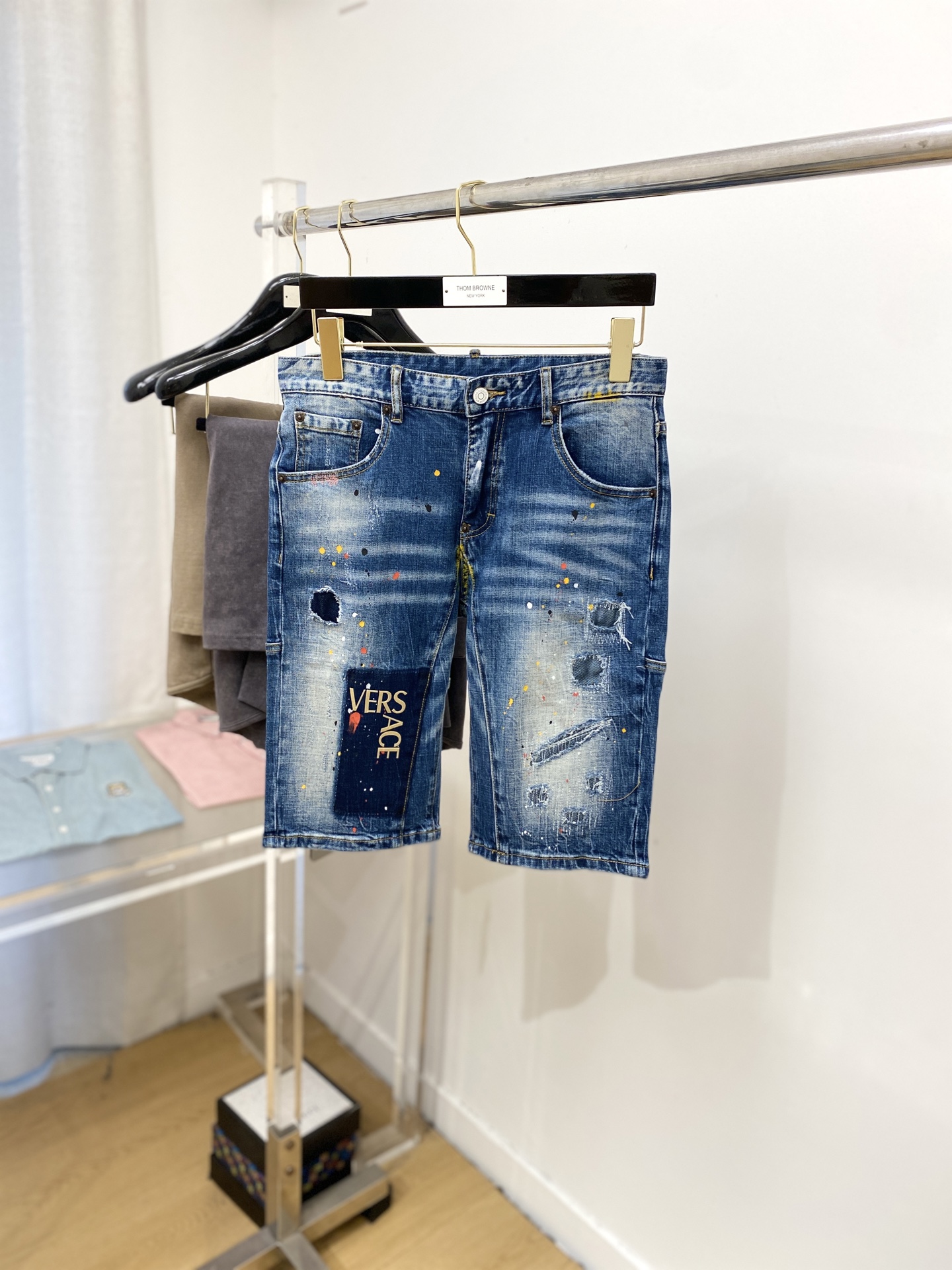 NO:442060,Versace, 2025 latest products, special counters are available at the same time, original single-order goods, water-washed casual denim shorts, imported original washing elastic fabric, comfortable and elastic, original hardware and auxiliary decorative logo, super positive style, extremely high grade, counter quality, fashionable and stylish upper body, 29-38, versace, shorts, alexander wang19860909范思哲、2025最新品,专柜同步有售,原单狠货,水洗休闲牛仔短裤,进口原版水洗弹力面料,舒适有弹性,原版五金辅料装饰logo,版型超正,档次极高,专柜品质,上身时尚有型,码数29-38,,versace,shorts,alexander wang,Men's clothing