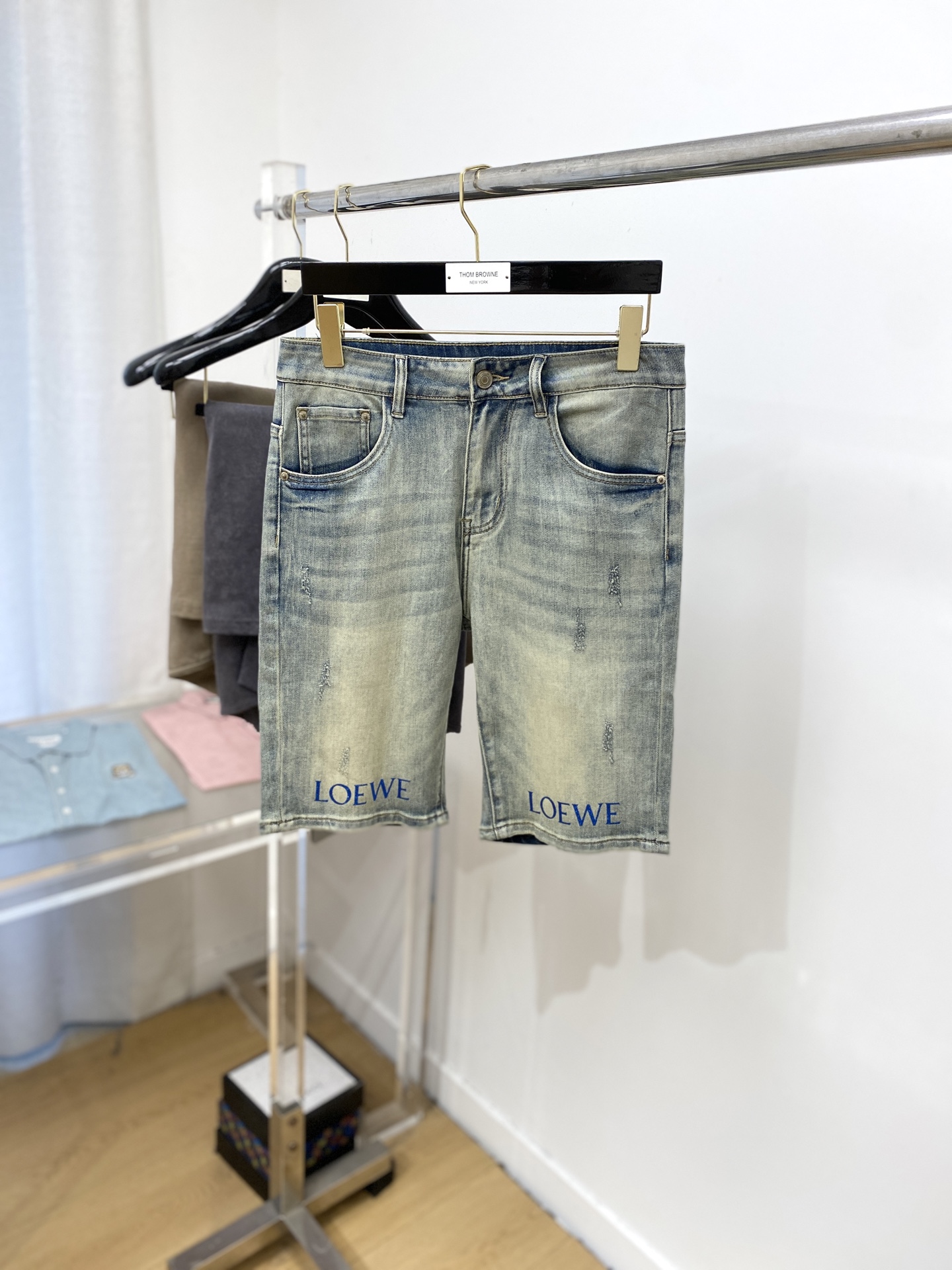 NO:441996,Luo Yiwei, 2025 latest products, special counters are available at the same time, original single-purpose goods, water-washed casual denim shorts, imported original washing elastic fabric, comfortable and elastic, original hardware and auxiliary decorative logo, super positive style, extremely high grade, counter quality, fashionable and stylish upper body, 29-38,,loewe, shorts, alexander wang19860909罗意威、2025最新品,专柜同步有售,原单狠货,水洗休闲牛仔短裤,进口原版水洗弹力面料,舒适有弹性,原版五金辅料装饰logo,版型超正,档次极高,专柜品质,上身时尚有型,码数29-38,,loewe,shorts,alexander wang,Men's clothing