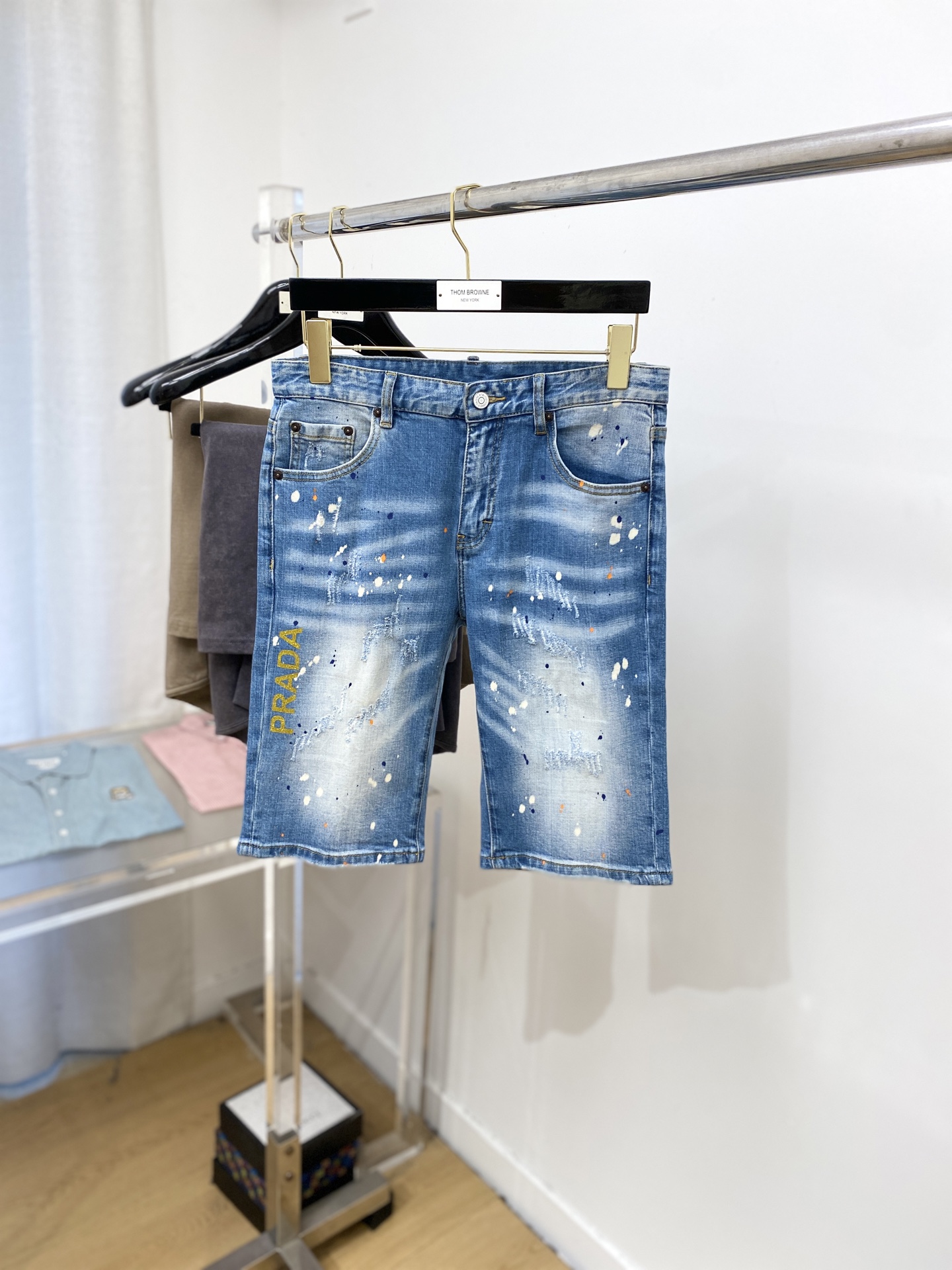 NO:442003,Prada, 2025 latest products, special counters are available at the same time, original single-purpose goods, water-washed casual denim shorts, imported original washing elastic fabric, comfortable and elastic, original hardware and auxiliary decorative logo, super positive style, extremely high grade, counter quality, fashionable and stylish upper body, 29-38, prada, shorts, alexander wang19860909普拉达、2025最新品,专柜同步有售,原单狠货,水洗休闲牛仔短裤,进口原版水洗弹力面料,舒适有弹性,原版五金辅料装饰logo,版型超正,档次极高,专柜品质,上身时尚有型,码数29-38,,prada,shorts,alexander wang,Men's clothing