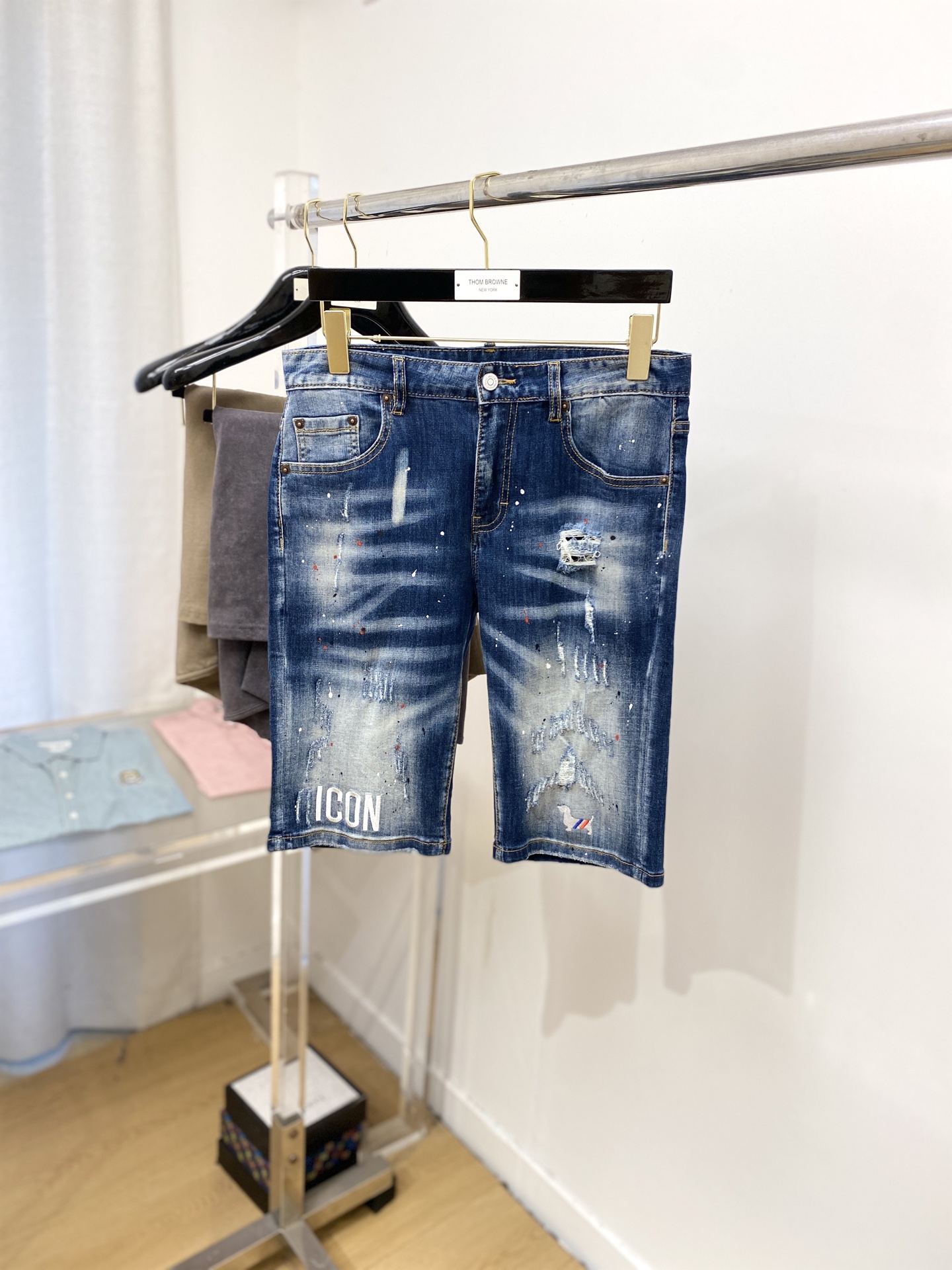 NO:442011,TB, 2025 latest products, special counters are available at the same time, original single-order goods, water-washed casual denim shorts, imported original washing elastic fabric, comfortable and elastic, original hardware and auxiliary decorative logo, super positive style, extremely high grade, counter quality, fashionable and stylish upper body, 29-38, shorts, alexander wang19860909TB、2025最新品,专柜同步有售,原单狠货,水洗休闲牛仔短裤,进口原版水洗弹力面料,舒适有弹性,原版五金辅料装饰logo,版型超正,档次极高,专柜品质,上身时尚有型,码数29-38,,shorts,alexander wang,Men's clothing