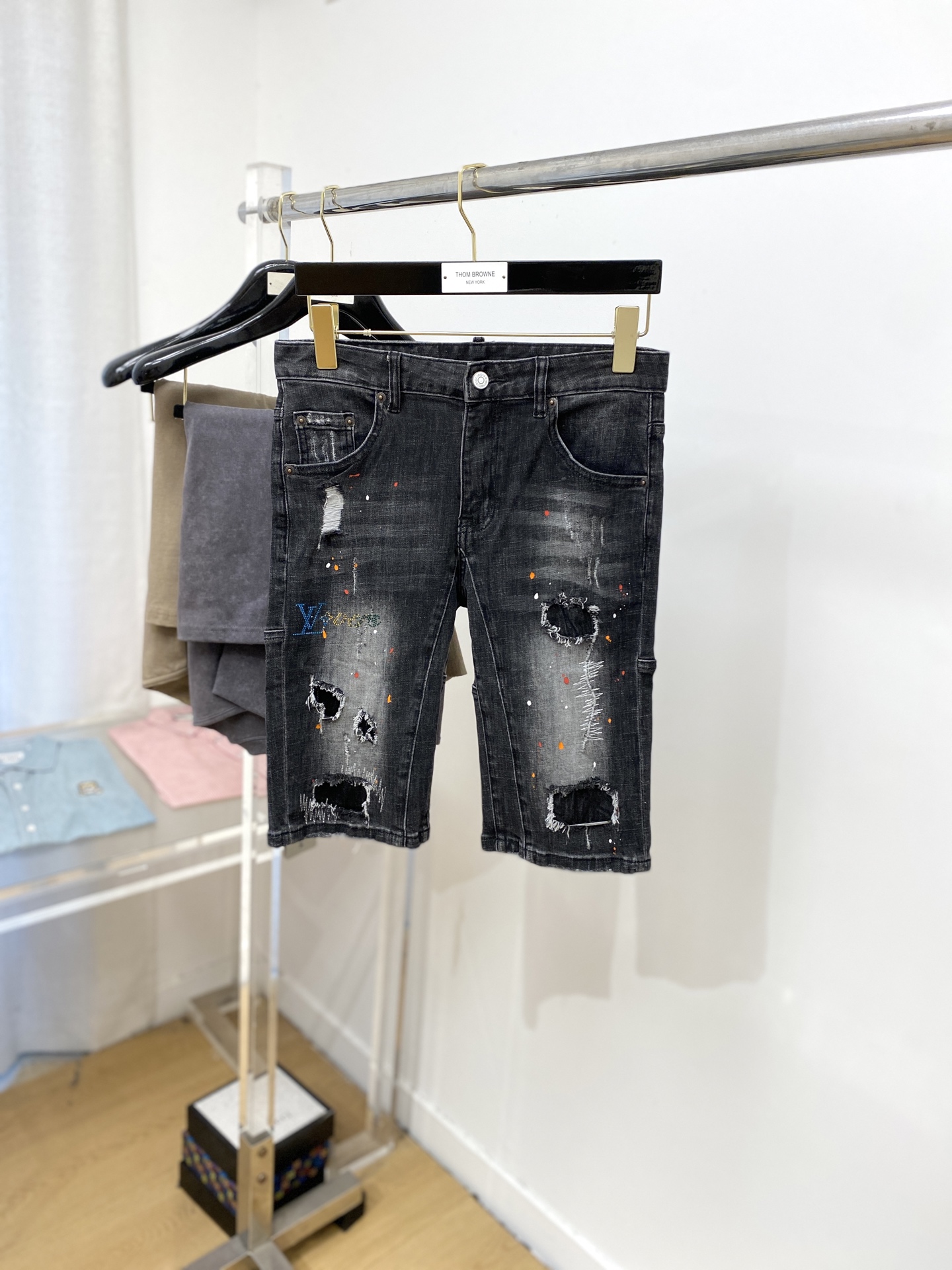 NO:442019,LV, 2025 latest products, special counters are available at the same time, original single-purpose goods, water-washed casual denim shorts, imported original washing elastic fabric, comfortable and elastic, original hardware and auxiliary decorative logo, super positive style, extremely high grade, counter quality, fashionable and stylish upper body, 29-38,, louis vuitton, shorts, alexander wang19860909LV、2025最新品,专柜同步有售,原单狠货,水洗休闲牛仔短裤,进口原版水洗弹力面料,舒适有弹性,原版五金辅料装饰logo,版型超正,档次极高,专柜品质,上身时尚有型,码数29-38,,louis vuitton,shorts,alexander wang,Men's clothing