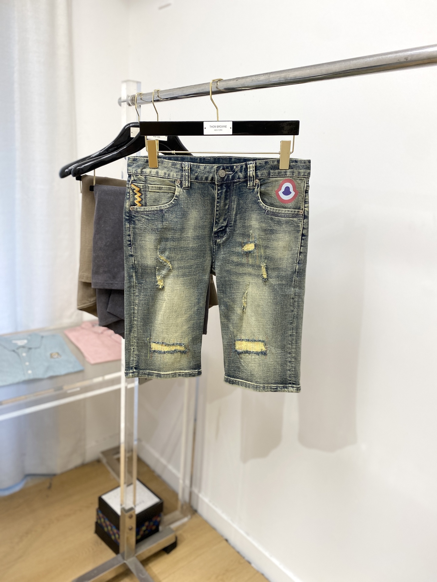 NO:442029,The latest products of the hood and 2025, the counter is available at the same time, original single-purpose goods, water-washed casual denim shorts, imported original washing elastic fabric, comfortable and elastic, original hardware and auxiliary decorative logo, super positive style, extremely high grade, counter quality, fashionable and stylish upper body, 29-38,, Moncler, shorts, alexander wang19860909蒙口、2025最新品,专柜同步有售,原单狠货,水洗休闲牛仔短裤,进口原版水洗弹力面料,舒适有弹性,原版五金辅料装饰logo,版型超正,档次极高,专柜品质,上身时尚有型,码数29-38,,Moncler,shorts,alexander wang,Men's clothing