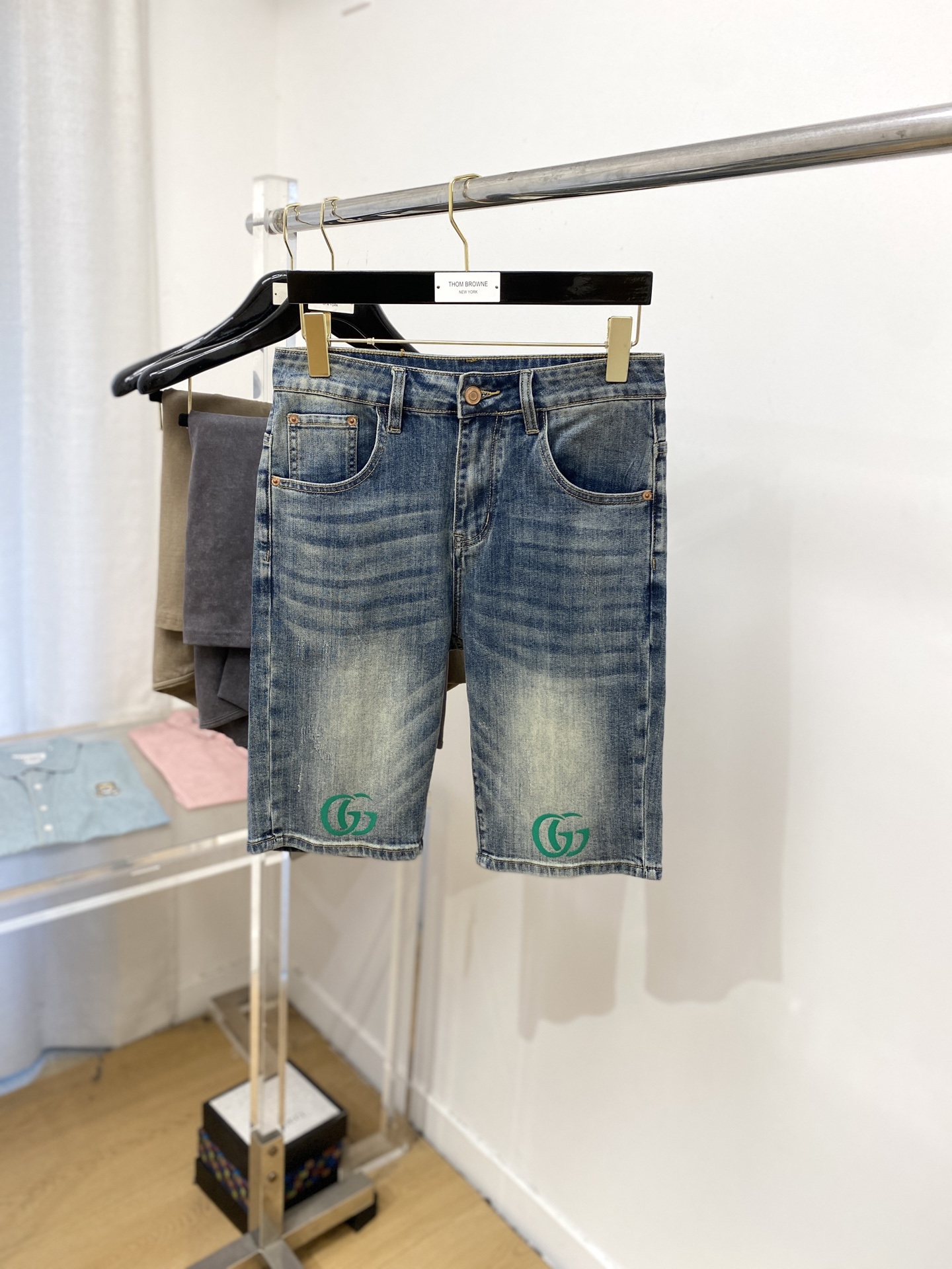 NO:442037,Guqi, 2025 latest products, special counters are available at the same time, original singles, wash casual denim shorts, imported original wash elastic fabric, comfortable and elastic, original hardware and auxiliary decorative logo, super positive style, extremely high grade, counter quality, fashionable and stylish upper body, 29-38, shorts, alexander wang19860909古奇、2025最新品,专柜同步有售,原单狠货,水洗休闲牛仔短裤,进口原版水洗弹力面料,舒适有弹性,原版五金辅料装饰logo,版型超正,档次极高,专柜品质,上身时尚有型,码数29-38,,shorts,alexander wang,Men's clothing