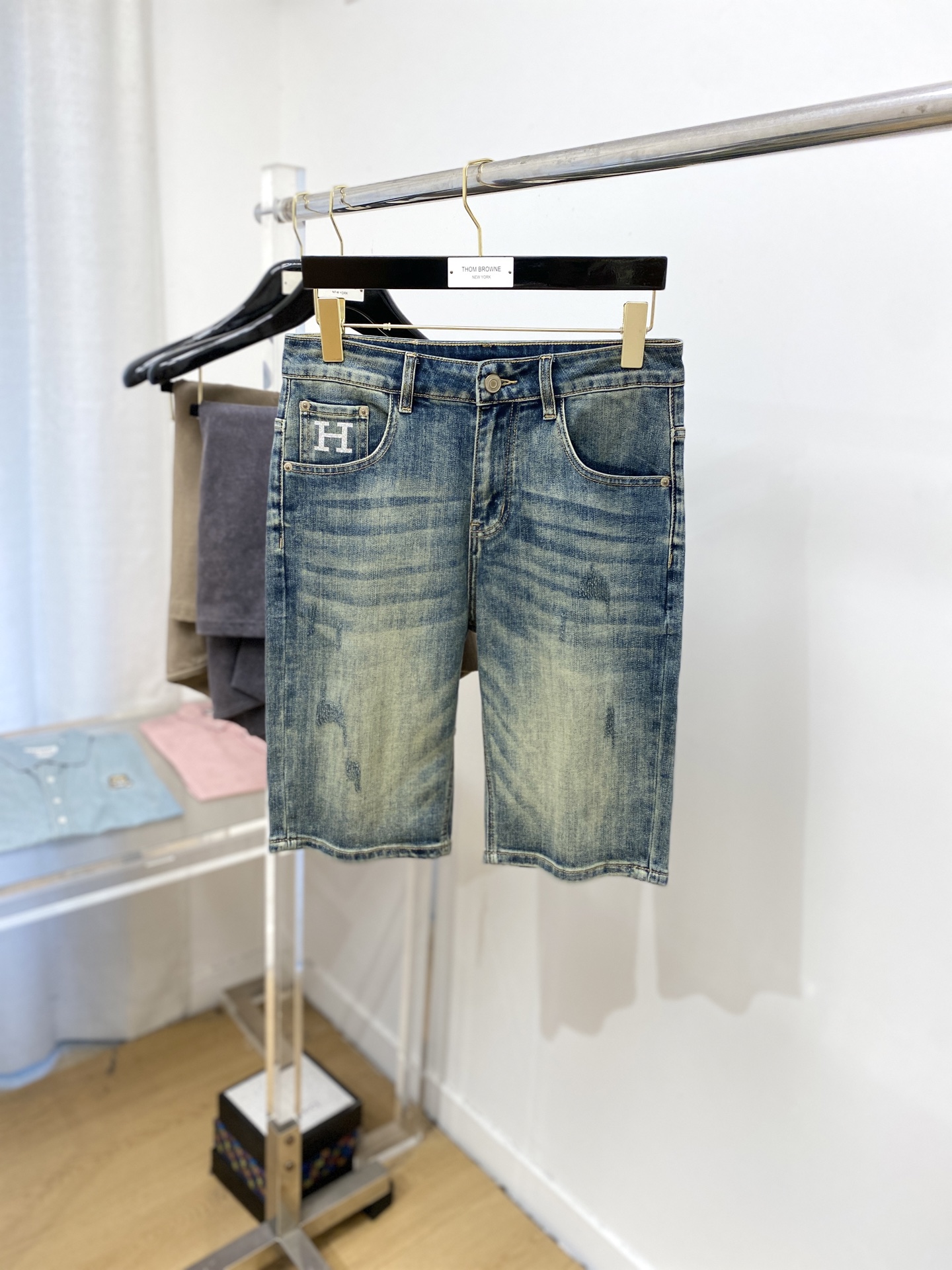 NO:442045,Hermes, 2025 latest products, special counters are available at the same time, original singles, water-washed casual denim shorts, imported original washing elastic fabric, comfortable and elastic, original hardware and auxiliary decorative logo, super positive style, extremely high grade, counter quality, fashionable and stylish upper body, 29-38,, hermes, shorts, alexander wang19860909爱马仕、2025最新品,专柜同步有售,原单狠货,水洗休闲牛仔短裤,进口原版水洗弹力面料,舒适有弹性,原版五金辅料装饰logo,版型超正,档次极高,专柜品质,上身时尚有型,码数29-38,,hermes,shorts,alexander wang,Men's clothing