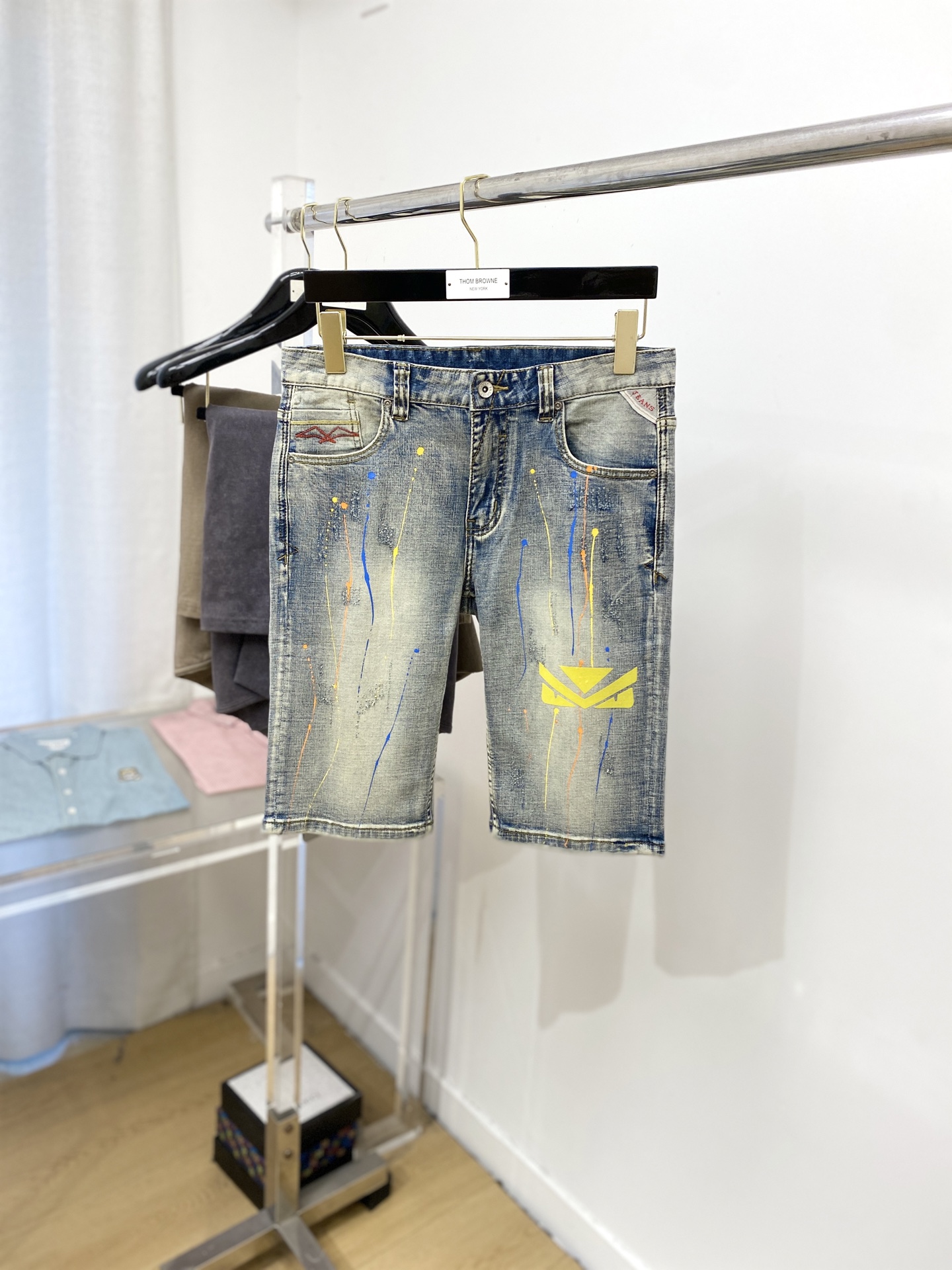 NO:442061,Fendi and 2025 latest products, special counters are available at the same time, original single-purpose goods, water-washed casual denim shorts, imported original washing elastic fabric, comfortable and elastic, original hardware and auxiliary decorative logo, super positive style, extremely high grade, counter quality, fashionable and stylish upper body, 29-38,,fendi, shorts, alexander wang19860909芬迪、2025最新品,专柜同步有售,原单狠货,水洗休闲牛仔短裤,进口原版水洗弹力面料,舒适有弹性,原版五金辅料装饰logo,版型超正,档次极高,专柜品质,上身时尚有型,码数29-38,,fendi,shorts,alexander wang,Men's clothing