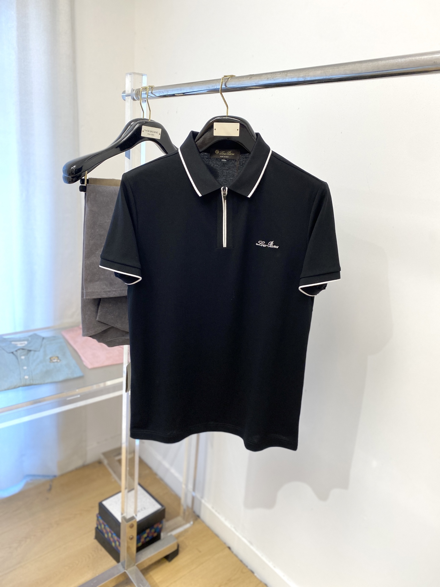 NO:445536,LP, the latest short-sleeved T-shirt in 2025, handsome and fashionable, exquisite embroidered letter logo on the chest, simple and versatile style. Fabric cotton is not only crisp, maintains a fashionable silhouette, but also comfortable to wear, and the yarn is more delicate, the number M-3XL, loro piana, T-shirt, tees, t-shirt, alexander wang19860909LP、2025最新款短袖T恤,帅气时尚,胸前精致刺绣字母logo,简约百搭款.面料棉 不仅挺括,保持潮流的廓形,又穿着舒适,纱织更细腻,码数M-3XL,,loro piana,T-shirt,tees，t-shirt,alexander wang,Men's clothing