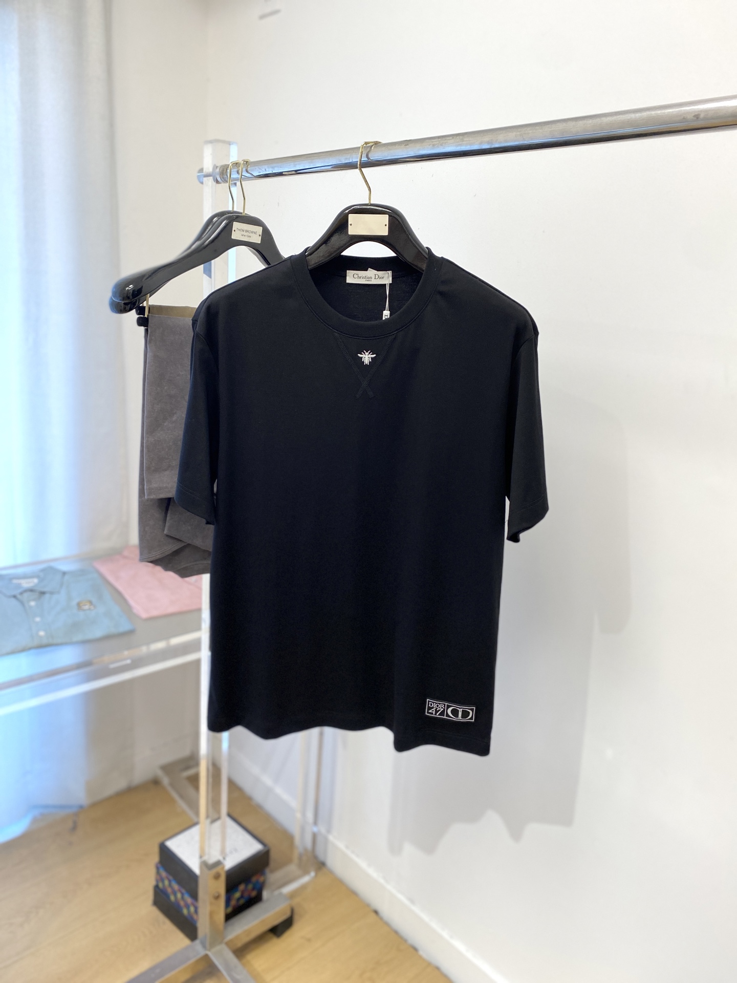 NO:445527,Dior, the latest short-sleeved T-shirt in 2025, handsome and fashionable, exquisite embroidered pattern logo on the chest, simple and versatile style. The fabric cotton is not only crisp, maintains the trendy silhouette, but also comfortable to wear, and the yarn is more delicate, the number M-3XL, dior, T-shirt, tees, t-shirt, alexander wang19860909迪奥、2025最新款短袖T恤,帅气时尚,胸口精致刺绣图案logo,简约百搭款.面料棉 不仅挺括,保持潮流的廓形,又穿着舒适,纱织更细腻,码数M-3XL,,dior,T-shirt,tees，t-shirt,alexander wang,Men's clothing