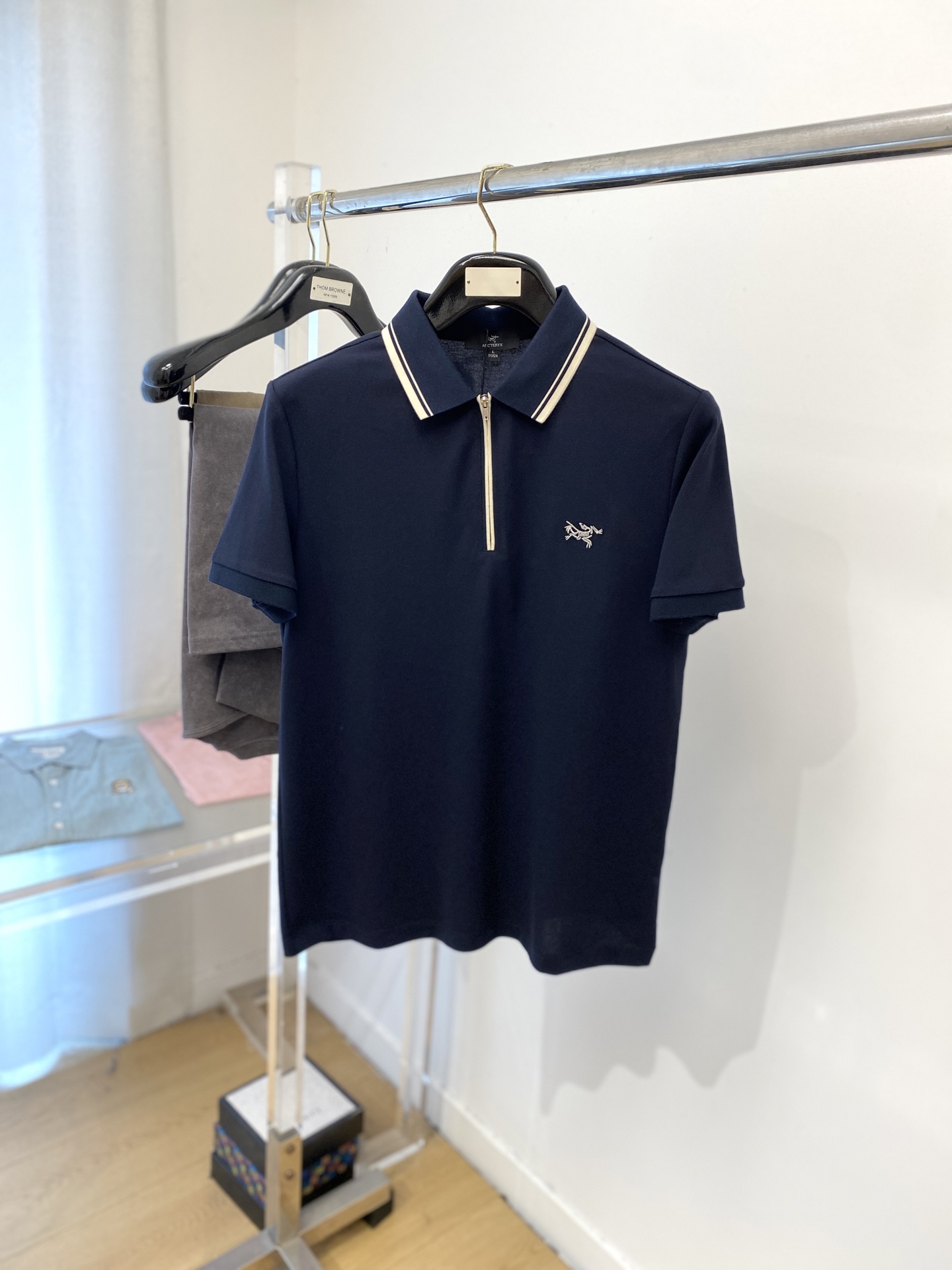 NO:445518,Archaeoptera Bird, the latest short-sleeved T-shirt in 2025, handsome and fashionable, exquisite embroidered pattern logo on the chest, simple and versatile style. The fabric cotton is not only crisp, maintains the trendy silhouette, but also comfortable to wear, and the yarn is more delicate, the number M-3XL, arc'teryx, T-shirt,tees, t-shirt, alexander wang19860909始祖鸟、2025最新款短袖T恤,帅气时尚,胸前精致刺绣图案logo,简约百搭款.面料棉 不仅挺括,保持潮流的廓形,又穿着舒适,纱织更细腻,码数M-3XL,arc'teryx,T-shirt,tees，t-shirt,alexander wang,Men's clothing