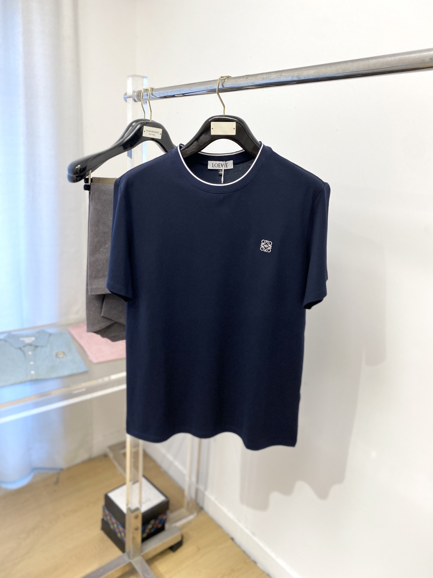 NO:445509,Luo Yiwei, the latest short-sleeved T-shirt in 2025, handsome and fashionable, exquisite embroidered pattern logo on the chest, simple and versatile style. The fabric cotton is not only crisp, maintains the trendy silhouette, but also comfortable to wear, and the yarn is more delicate, the number M-4XL, loewe, T-shirt,tees, t-shirt,alexander wang19860909罗意威、2025最新款短袖T恤,帅气时尚,胸前精致刺绣图案logo,简约百搭款.面料棉 不仅挺括,保持潮流的廓形,又穿着舒适,纱织更细腻,码数M-4XL,,loewe,T-shirt,tees，t-shirt,alexander wang,Men's clothing