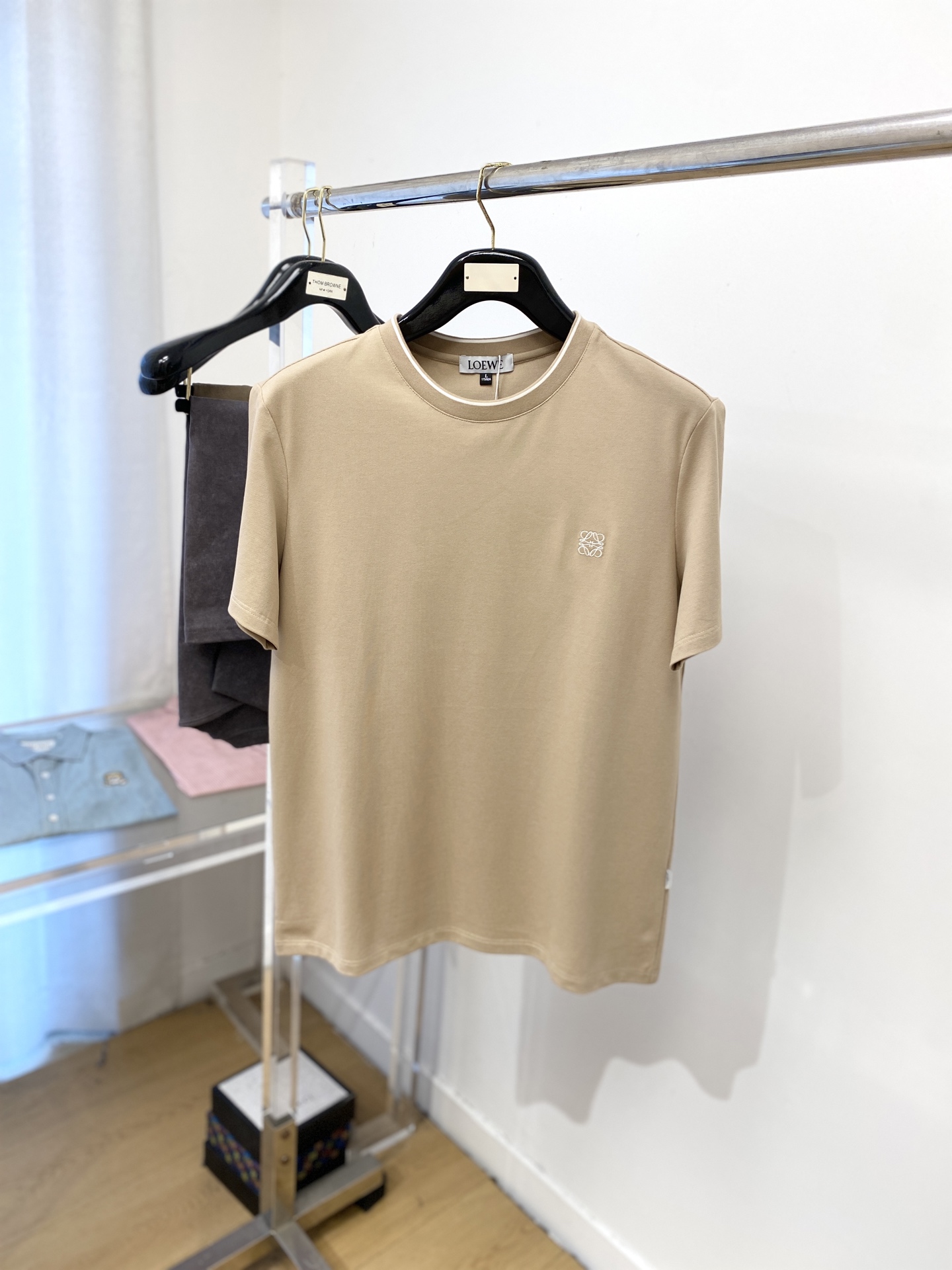 NO:445502,Luo Yiwei, the latest short-sleeved T-shirt in 2025, handsome and fashionable, exquisite embroidered pattern logo on the chest, simple and versatile style. The fabric cotton is not only crisp, maintains the trendy silhouette, and is also comfortable to wear, and the yarn is more delicate. The number M-4XL, loro piana, loewe, T-shirt, tees, t-shirt, alexander wang19860909罗意威、2025最新款短袖T恤,帅气时尚,胸前精致刺绣图案logo,简约百搭款.面料棉 不仅挺括,保持潮流的廓形,又穿着舒适,纱织更细腻,码数M-4XL,,loro piana,loewe,T-shirt,tees，t-shirt,alexander wang,Men's clothing