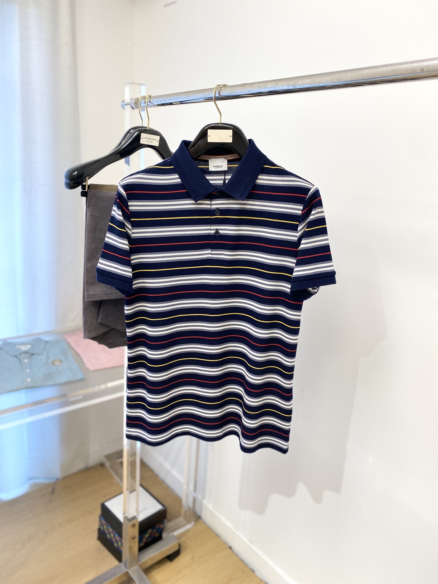 NO:445495,Burberry, the latest short-sleeved T-shirt in 2025, handsome and fashionable, classic Burberry check logo, simple and versatile. Fabric cotton is not only crisp, maintains the trendy silhouette, and is comfortable to wear, and the yarn is more delicate, the number M-3XL, burberry, T-shirt, tees, t-shirt, alexander wang19860909巴宝莉、2025最新款短袖T恤,帅气时尚,经典巴宝莉格纹logo,简约百搭款.面料棉 不仅挺括,保持潮流的廓形,又穿着舒适,纱织更细腻,码数M-3XL,,burberry,T-shirt,tees，t-shirt,alexander wang,Men's clothing