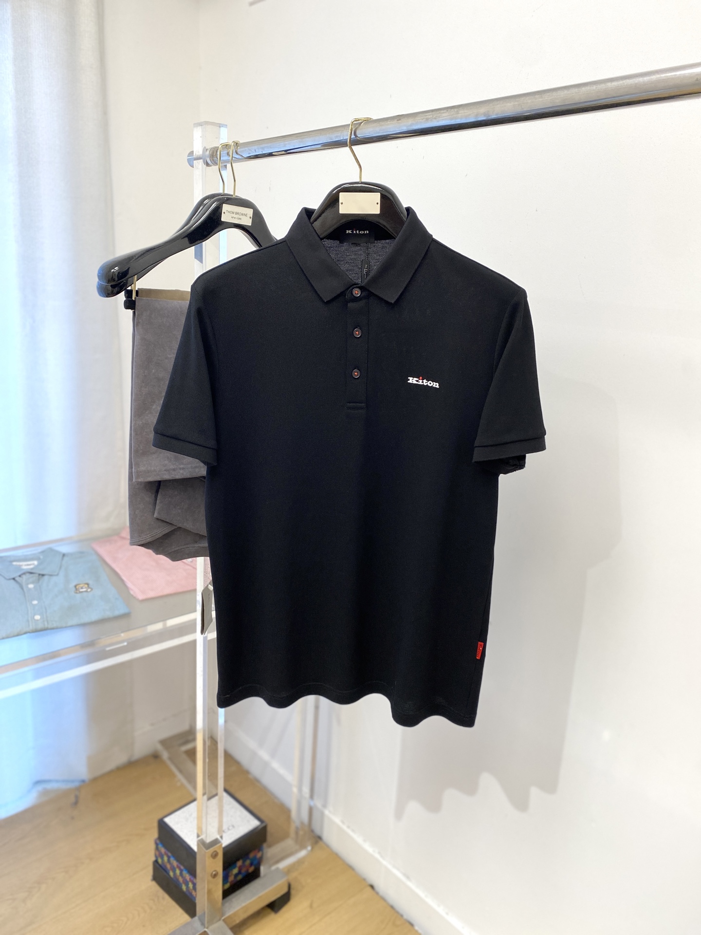 NO:445488,Kiton, 2025's latest short-sleeved T-shirt, handsome and fashionable, exquisite embroidered letter logo on the chest, simple and versatile style. The fabric cotton is not only crisp, maintains the trendy silhouette, but also comfortable to wear, and the yarn is more delicate, the number M-3XL, T-shirt,tees, t-shirt,alexander wang19860909Kiton、2025最新款短袖T恤,帅气时尚,胸前精致刺绣字母logo,简约百搭款.面料棉 不仅挺括,保持潮流的廓形,又穿着舒适,纱织更细腻,码数M-3XL,,T-shirt,tees，t-shirt,alexander wang,Men's clothing