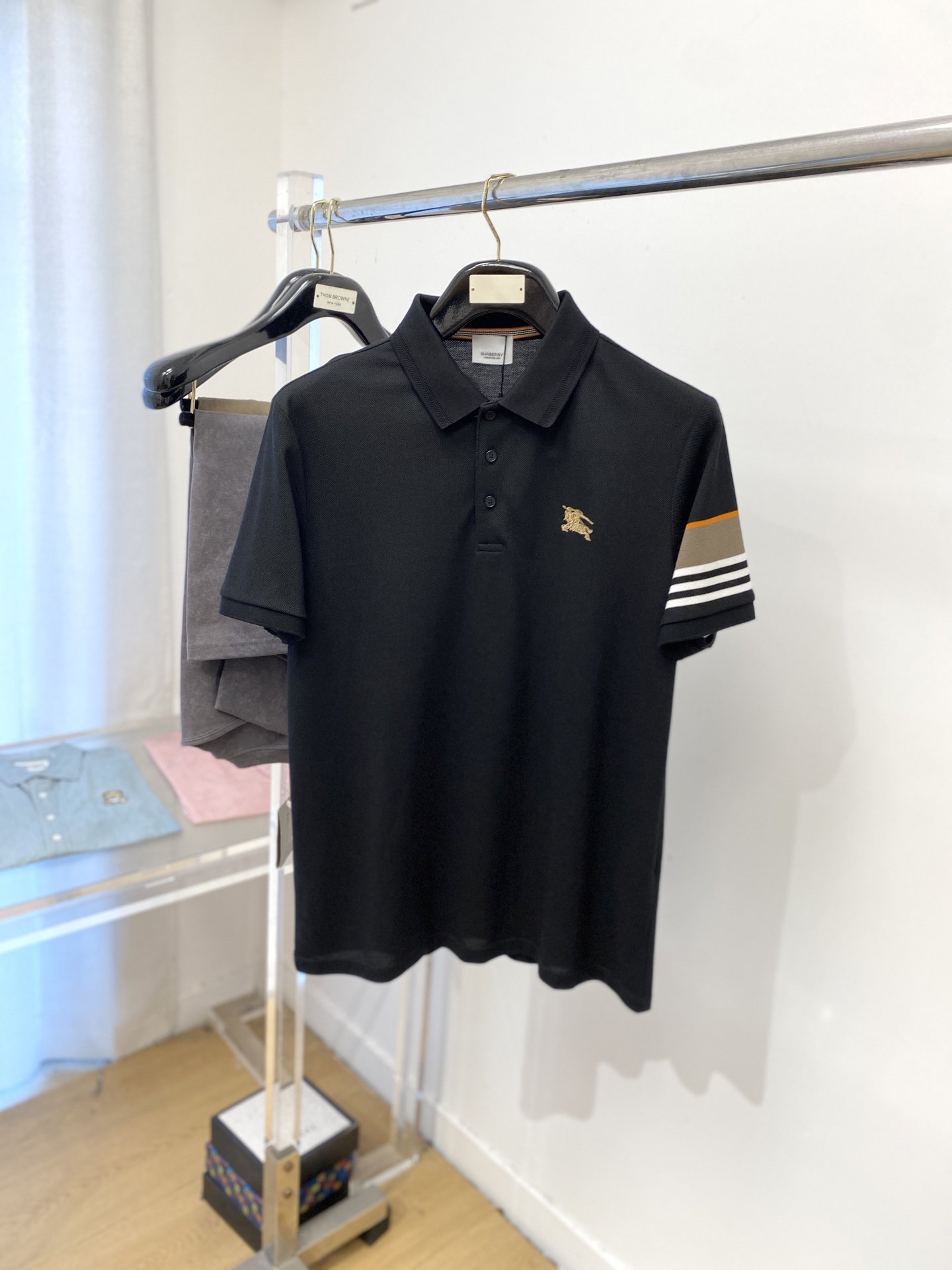 NO:445481,Burberry, the latest short-sleeved T-shirt in 2025, handsome and fashionable, exquisite embroidered pattern logo on the chest, simple and versatile style. The fabric cotton is not only crisp, maintains the trendy silhouette, and is comfortable to wear, and the yarn is more delicate, the number M-3XL, burberry, T-shirt, tees, t-shirt, alexander wang19860909巴宝莉、2025最新款短袖T恤,帅气时尚,胸前精致刺绣图案logo,简约百搭款.面料棉 不仅挺括,保持潮流的廓形,又穿着舒适,纱织更细腻,码数M-3XL,,burberry,T-shirt,tees，t-shirt,alexander wang,Men's clothing