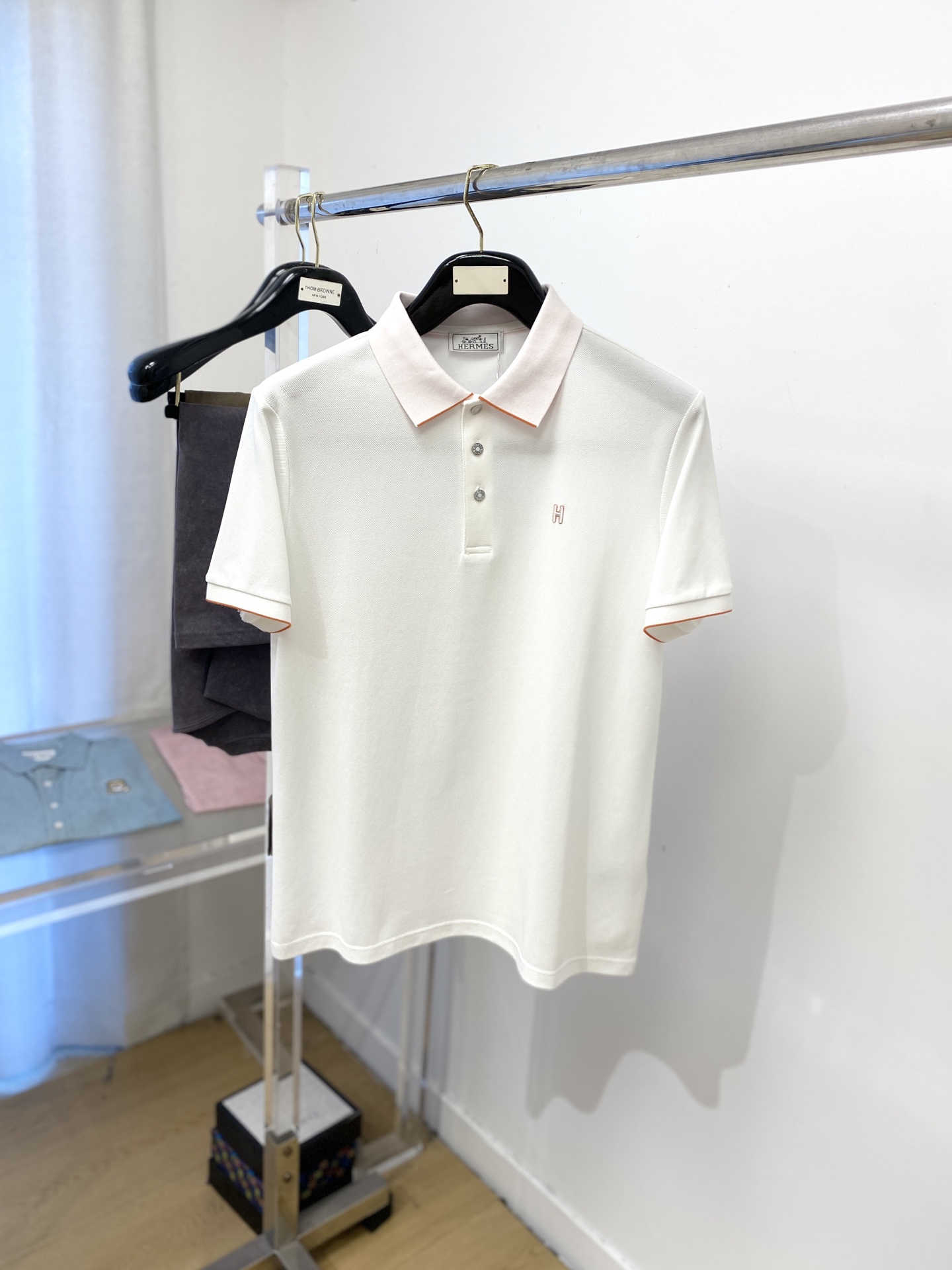 NO:445474,Hermes, the latest short-sleeved T-shirt in 2025, handsome and fashionable, exquisite embroidered letter logo on the chest, simple and versatile style. The fabric cotton is not only crisp, maintains the trendy silhouette, and is also comfortable to wear, and the yarn is more delicate, the number M-3XL, hermes, T-shirt,tees, t-shirt,alexander wang19860909爱马仕、2025最新款短袖T恤,帅气时尚,胸前精致刺绣字母logo,简约百搭款.面料棉 不仅挺括,保持潮流的廓形,又穿着舒适,纱织更细腻,码数M-3XL,,hermes,T-shirt,tees，t-shirt,alexander wang,Men's clothing