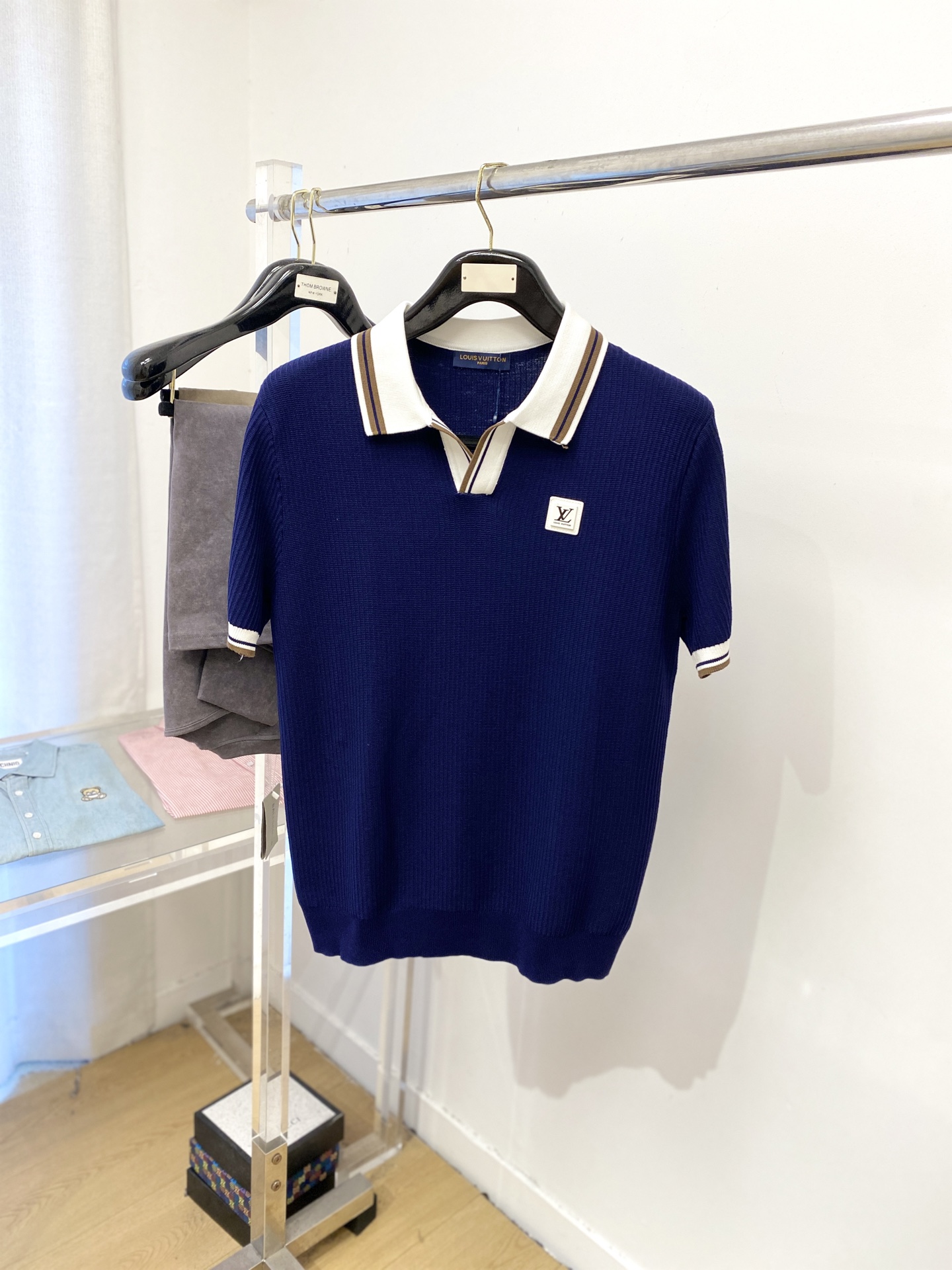 NO:445467,Louis Vuitton, the latest knitted short-sleeved T-shirt in 2025, handsome and fashionable, embroidered decorative letter logo on the chest, simple and versatile style. Fabric cotton is not only crisp, maintains the trendy silhouette, but also comfortable to wear, and the yarn is more delicate, the number M-3XL, louis vuitton, T-shirt,tees, t-shirt,alexander wang19860909路易威登、2025最新款针织短袖T恤,帅气时尚,胸前刺绣装饰字母logo,简约百搭款.面料棉 不仅挺括,保持潮流的廓形,又穿着舒适,纱织更细腻,码数M-3XL,,louis vuitton,T-shirt,tees，t-shirt,alexander wang,Men's clothing