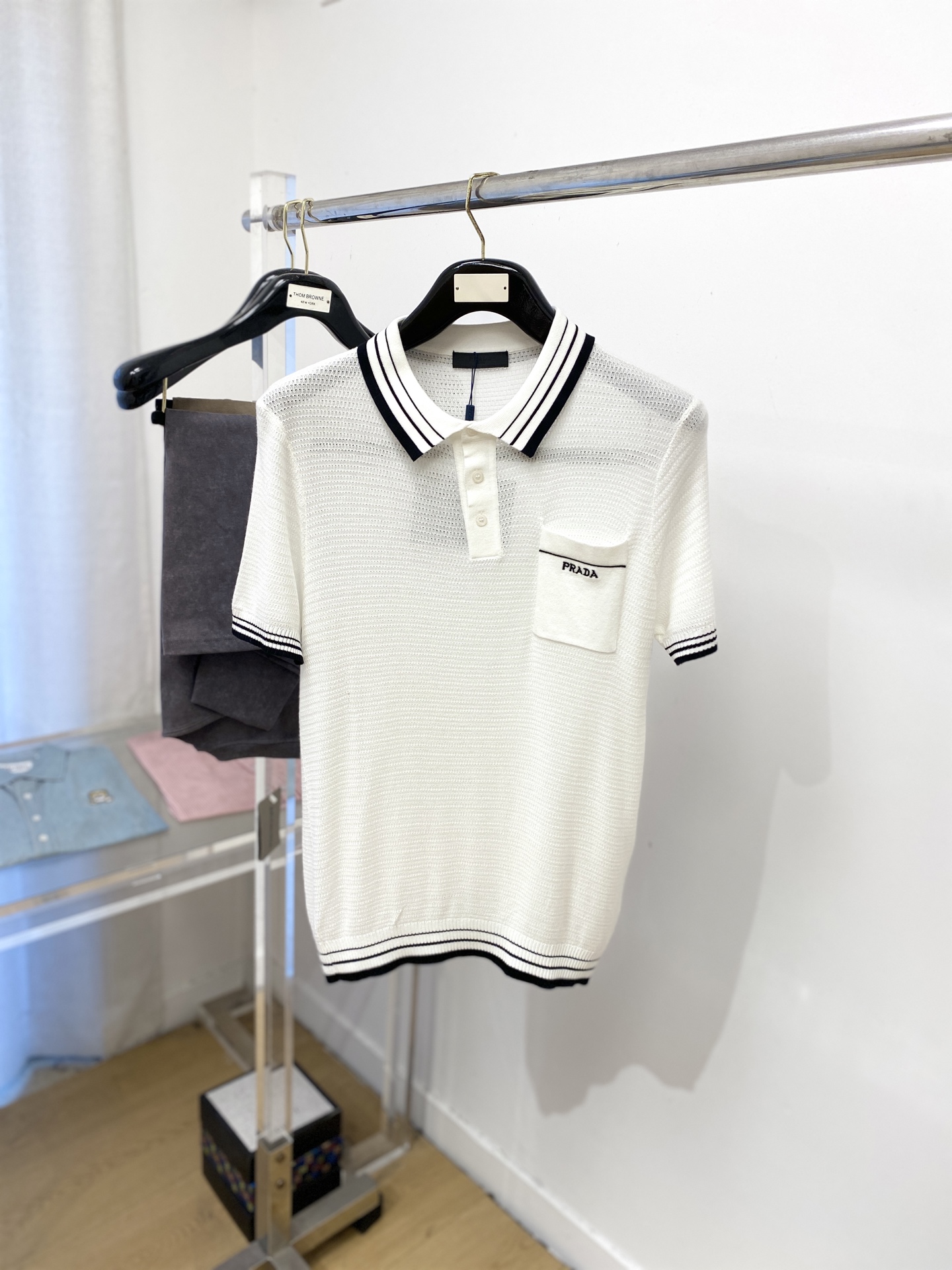 NO:445535,Prada, the latest knitted short-sleeved T-shirt in 2025, handsome and fashionable, exquisite embroidered letter logo on the chest, simple and versatile style. The fabric cotton is not only crisp, maintains the trendy silhouette, but also comfortable to wear, and the yarn is more delicate, the number M-3XL, prada, T-shirt,tees, t-shirt,alexander wang19860909普拉达、2025最新款针织短袖T恤,帅气时尚,胸前精致刺绣字母logo,简约百搭款.面料棉 不仅挺括,保持潮流的廓形,又穿着舒适,纱织更细腻,码数M-3XL,,prada,T-shirt,tees，t-shirt,alexander wang,Men's clothing