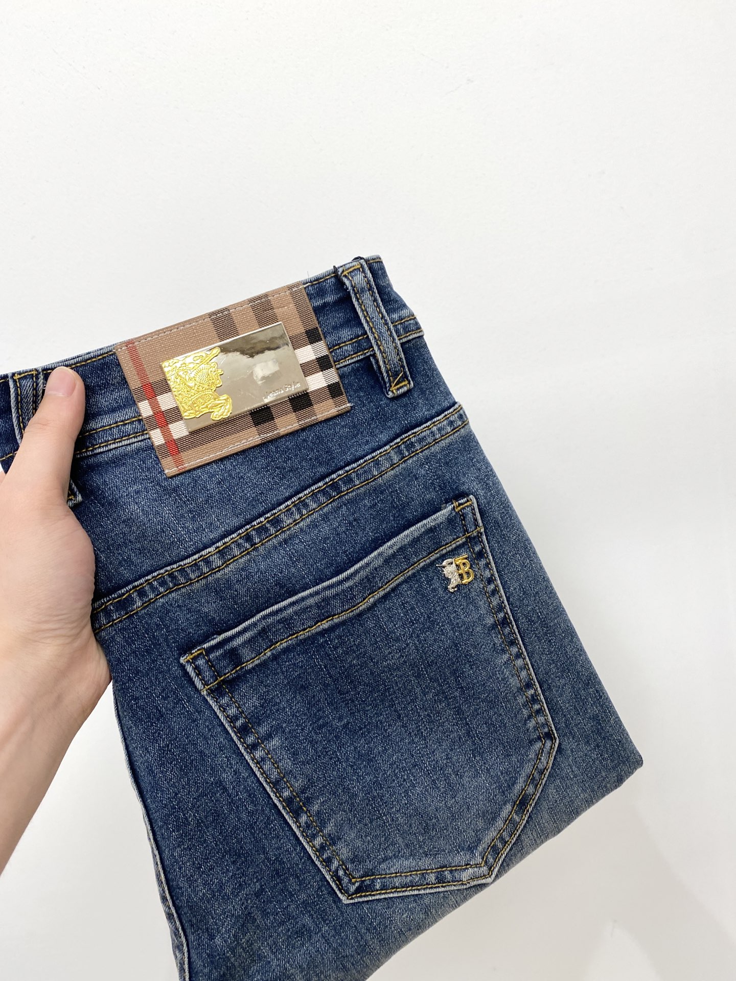 NO:445440,Burberry, 2025 latest products, special counters are available at the same time, original singles, washable casual jeans, imported original washable elastic fabric, comfortable and elastic, original hardware and auxiliary decorative logo, super positive style, extremely high grade, counter quality, fashionable and stylish upper body, 29-38, burberry, jeans, alexander wang19860909巴宝莉、2025最新品,专柜同步有售,原单狠货,水洗休闲牛仔裤,进口原版水洗弹力面料,舒适有弹性,原版五金辅料装饰logo,版型超正,档次极高,专柜品质,上身时尚有型,码数29-38,,burberry,jeans,alexander wang,Men's clothing