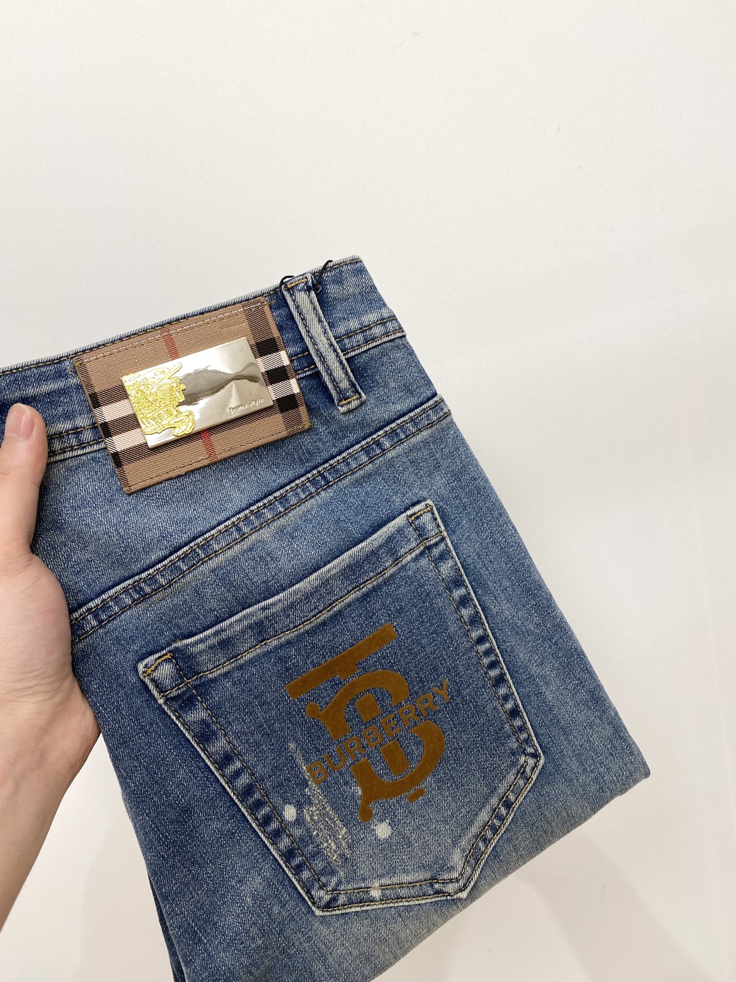 NO:445453,Burberry, 2025 latest products, special counters are available at the same time, original singles, washable casual jeans, imported original washable elastic fabric, comfortable and elastic, original hardware and auxiliary decorative logo, super positive style, extremely high grade, counter quality, fashionable and stylish upper body, 29-38, burberry, jeans, alexander wang19860909巴宝莉、2025最新品,专柜同步有售,原单狠货,水洗休闲牛仔裤,进口原版水洗弹力面料,舒适有弹性,原版五金辅料装饰logo,版型超正,档次极高,专柜品质,上身时尚有型,码数29-38,,burberry,jeans,alexander wang,Men's clothing