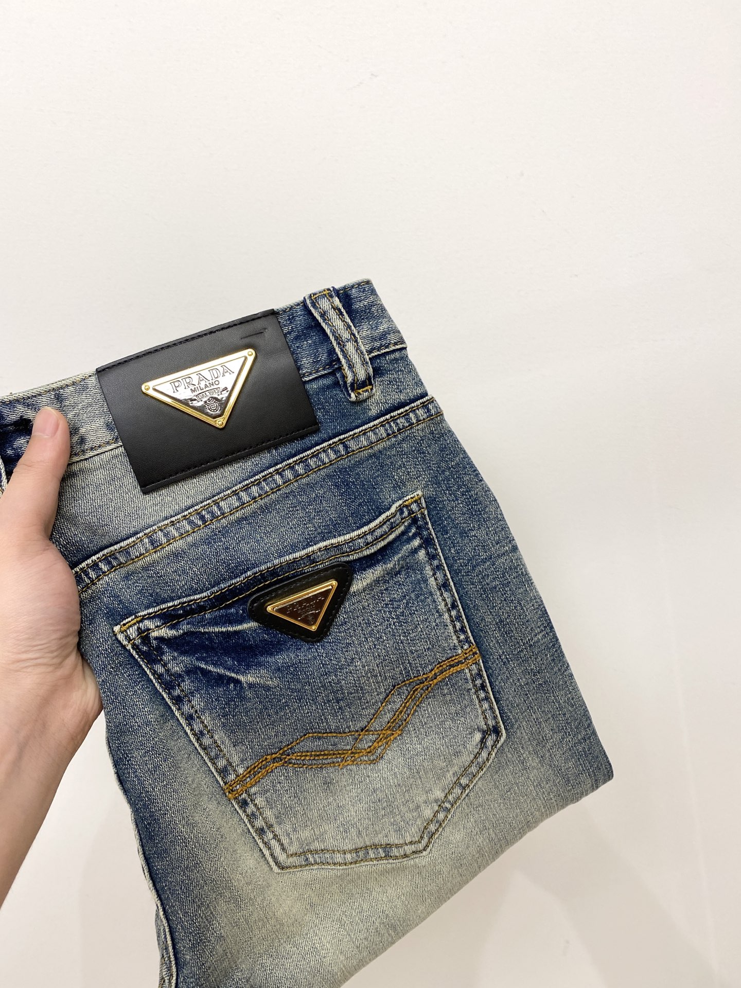 NO:445457,Prada, 2025 latest products, special counters are available at the same time, original singles, washable casual jeans, imported original washable elastic fabric, comfortable and elastic, original hardware and auxiliary decorative logo, super positive style, extremely high grade, counter quality, fashionable and stylish upper body, 29-38, prada, jeans, alexander wang19860909普拉达、2025最新品,专柜同步有售,原单狠货,水洗休闲牛仔裤,进口原版水洗弹力面料,舒适有弹性,原版五金辅料装饰logo,版型超正,档次极高,专柜品质,上身时尚有型,码数29-38,,prada,jeans,alexander wang,Men's clothing