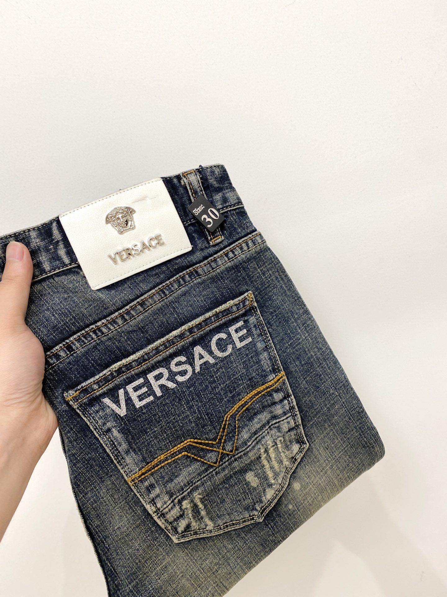 NO:445472,Versace, 2025 latest products, special counters are available at the same time, original single-order goods, water-washed casual jeans, imported original washing elastic fabric, comfortable and elastic, original hardware and auxiliary decorative logo, super positive style, extremely high grade, counter quality, fashionable and stylish upper body, 29-38, versace, jeans, alexander wang19860909范思哲、2025最新品,专柜同步有售,原单狠货,水洗休闲牛仔裤,进口原版水洗弹力面料,舒适有弹性,原版五金辅料装饰logo,版型超正,档次极高,专柜品质,上身时尚有型,码数29-38,,versace,jeans,alexander wang,Men's clothing