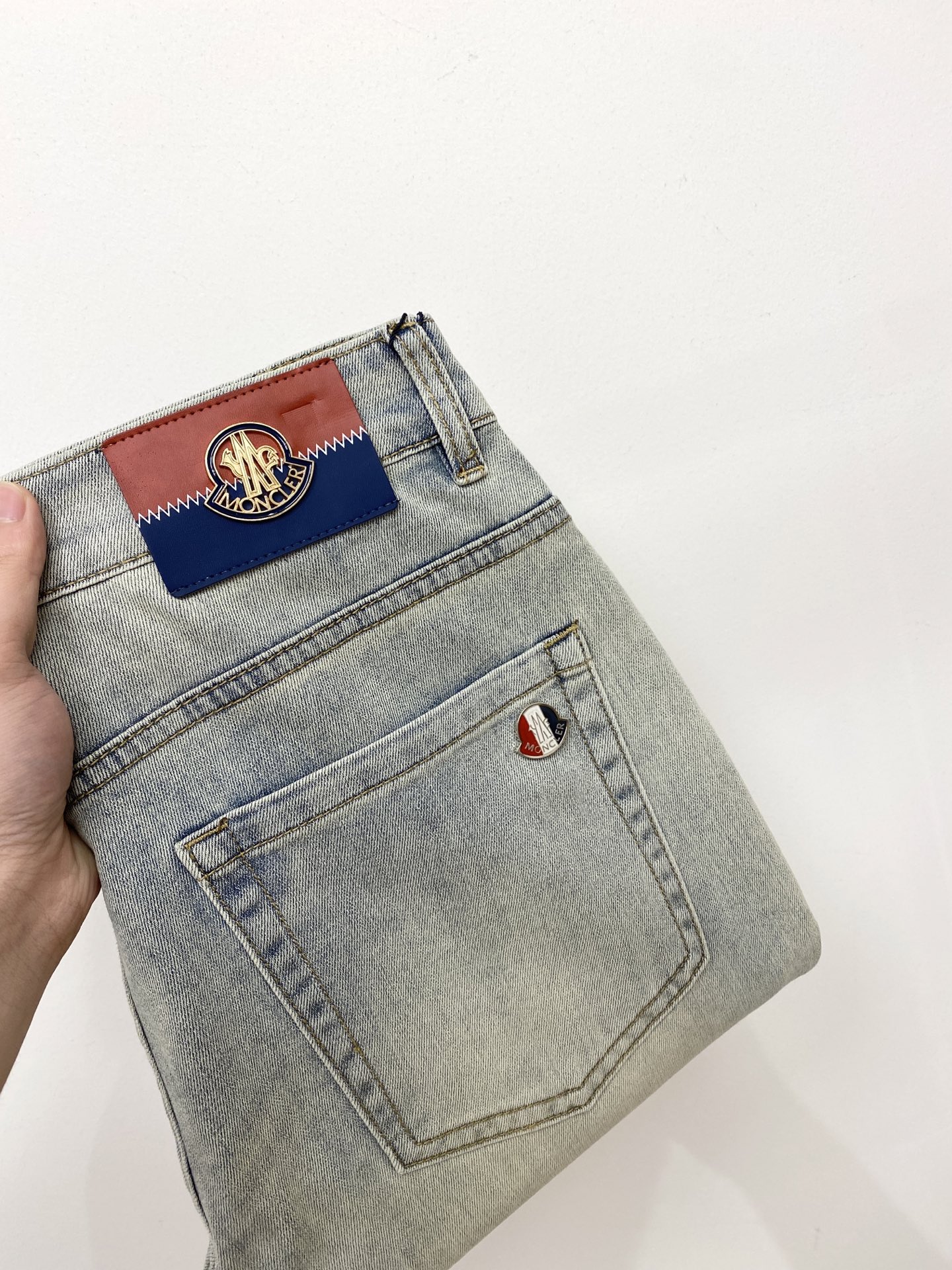 NO:445500,The latest products of the hood, 2025, the counter is available at the same time, original single-order goods, water-washed casual jeans, imported original washing elastic fabric, comfortable and elastic, original hardware and auxiliary decorative logo, super positive style, extremely high grade, counter quality, fashionable and stylish upper body, 29-38, Moncler, jeans, alexander wang19860909蒙口、2025最新品,专柜同步有售,原单狠货,水洗休闲牛仔裤,进口原版水洗弹力面料,舒适有弹性,原版五金辅料装饰logo,版型超正,档次极高,专柜品质,上身时尚有型,码数29-38,,Moncler,jeans,alexander wang,Men's clothing