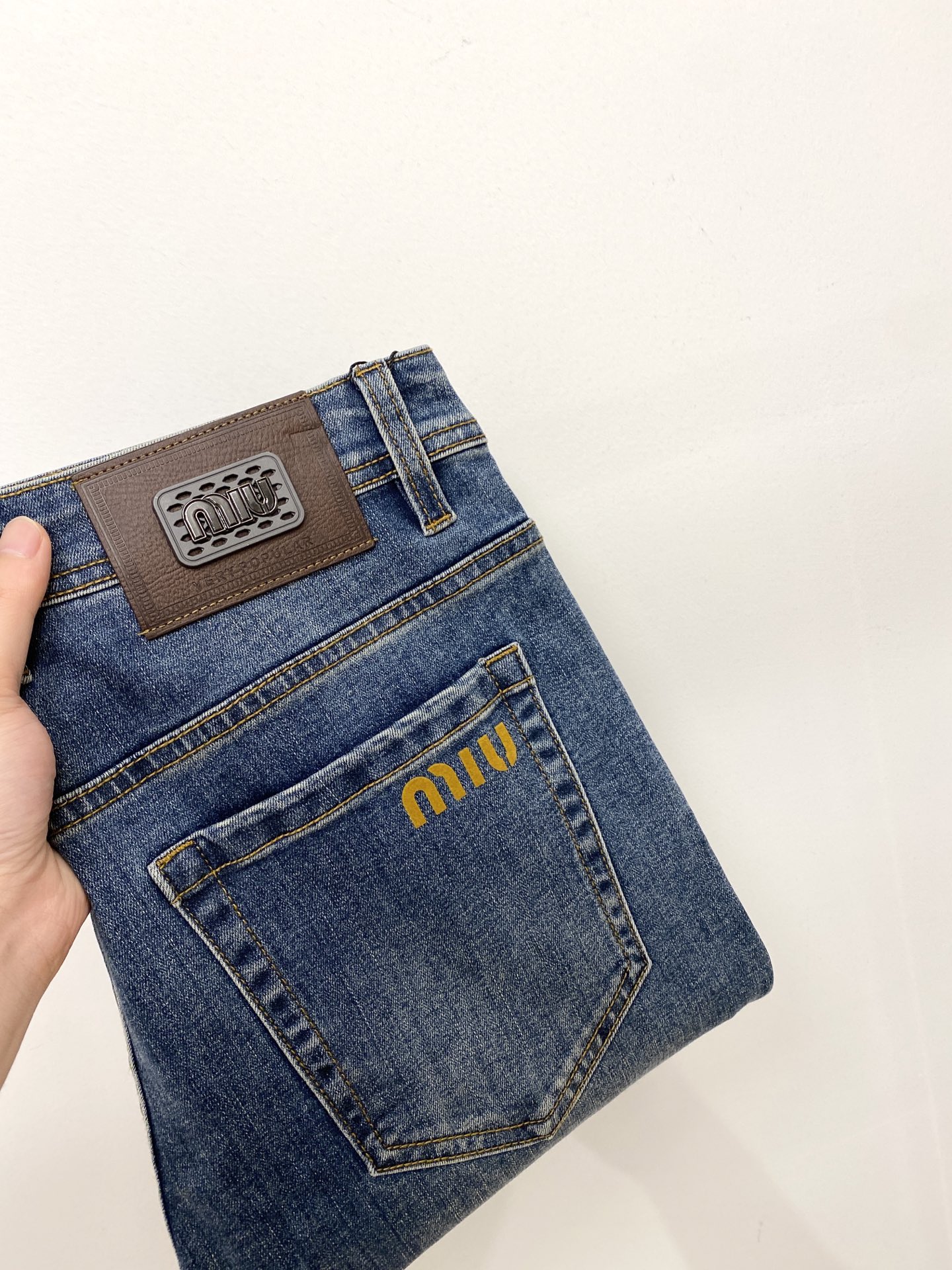 NO:445507,Miumiu, 2025 latest products, special counters are available at the same time, original single-order goods, water-washed casual jeans, imported original washing elastic fabric, comfortable and elastic, original hardware and auxiliary decorative logo, super positive style, extremely high grade, counter quality, fashionable and stylish upper body, 29-38,, miumiu, jeans, alexander wang19860909miumiu、2025最新品,专柜同步有售,原单狠货,水洗休闲牛仔裤,进口原版水洗弹力面料,舒适有弹性,原版五金辅料装饰logo,版型超正,档次极高,专柜品质,上身时尚有型,码数29-38,,miumiu,jeans,alexander wang,Men's clothing