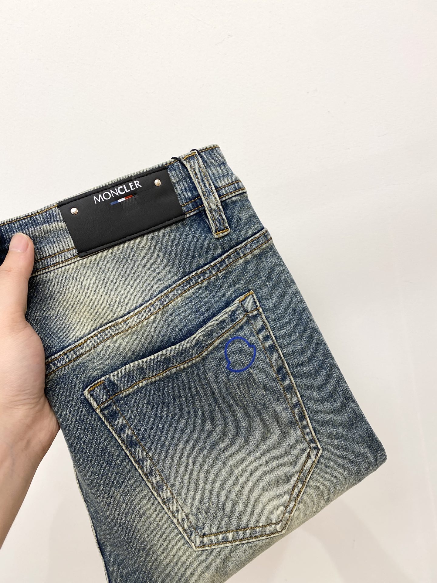 NO:445526,The latest products of the hood, 2025, the counter is available at the same time, original single-order goods, water-washed casual jeans, imported original washing elastic fabric, comfortable and elastic, original hardware and auxiliary decorative logo, super positive style, extremely high grade, counter quality, fashionable and stylish upper body, 29-38, Moncler, jeans, alexander wang19860909蒙口、2025最新品,专柜同步有售,原单狠货,水洗休闲牛仔裤,进口原版水洗弹力面料,舒适有弹性,原版五金辅料装饰logo,版型超正,档次极高,专柜品质,上身时尚有型,码数29-38,,Moncler,jeans,alexander wang,Men's clothing