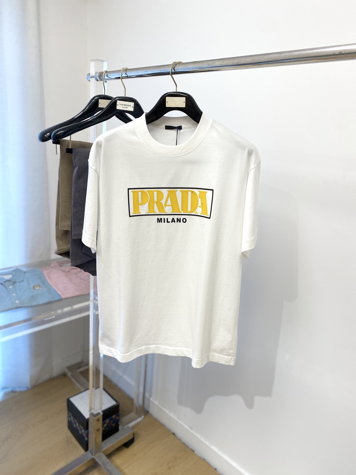 NO:445822,Prada, the latest short-sleeved T-shirt in 2025, handsome and fashionable, top-grade printed letter logo on the chest, simple and versatile style. The fabric cotton is not only crisp, maintains the trendy silhouette, but also comfortable to wear, and the yarn is more delicate, S-XXL, prada, T-shirt, tees, t-shirt, alexander wang19860909普拉达、2025最新款短袖T恤,帅气时尚,胸前顶级印胶字母logo,简约百搭款.面料棉 不仅挺括,保持潮流的廓形,又穿着舒适,纱织更细腻,码数S-XXL,,prada,T-shirt,tees，t-shirt,alexander wang,Men's clothing
