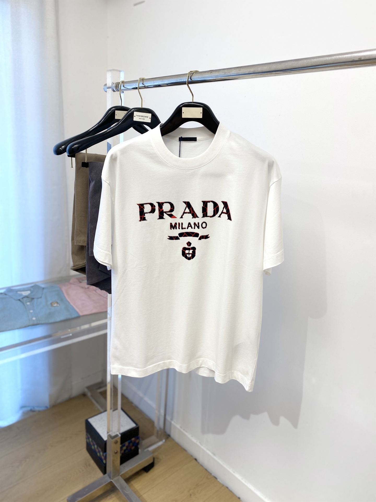NO:445830,Prada, the latest short-sleeved T-shirt in 2025, handsome and fashionable, top-grade glue-printed letter logo on the chest, simple and versatile style. The fabric cotton is not only crisp, maintains the trendy silhouette, but also comfortable to wear, and the yarn is more delicate, S-XXL, prada, T-shirt, tees, t-shirt, alexander wang19860909普拉达、2025最新款短袖T恤,帅气时尚,胸前顶级印胶图案字母logo,简约百搭款.面料棉 不仅挺括,保持潮流的廓形,又穿着舒适,纱织更细腻,码数S-XXL,,prada,T-shirt,tees，t-shirt,alexander wang,Men's clothing