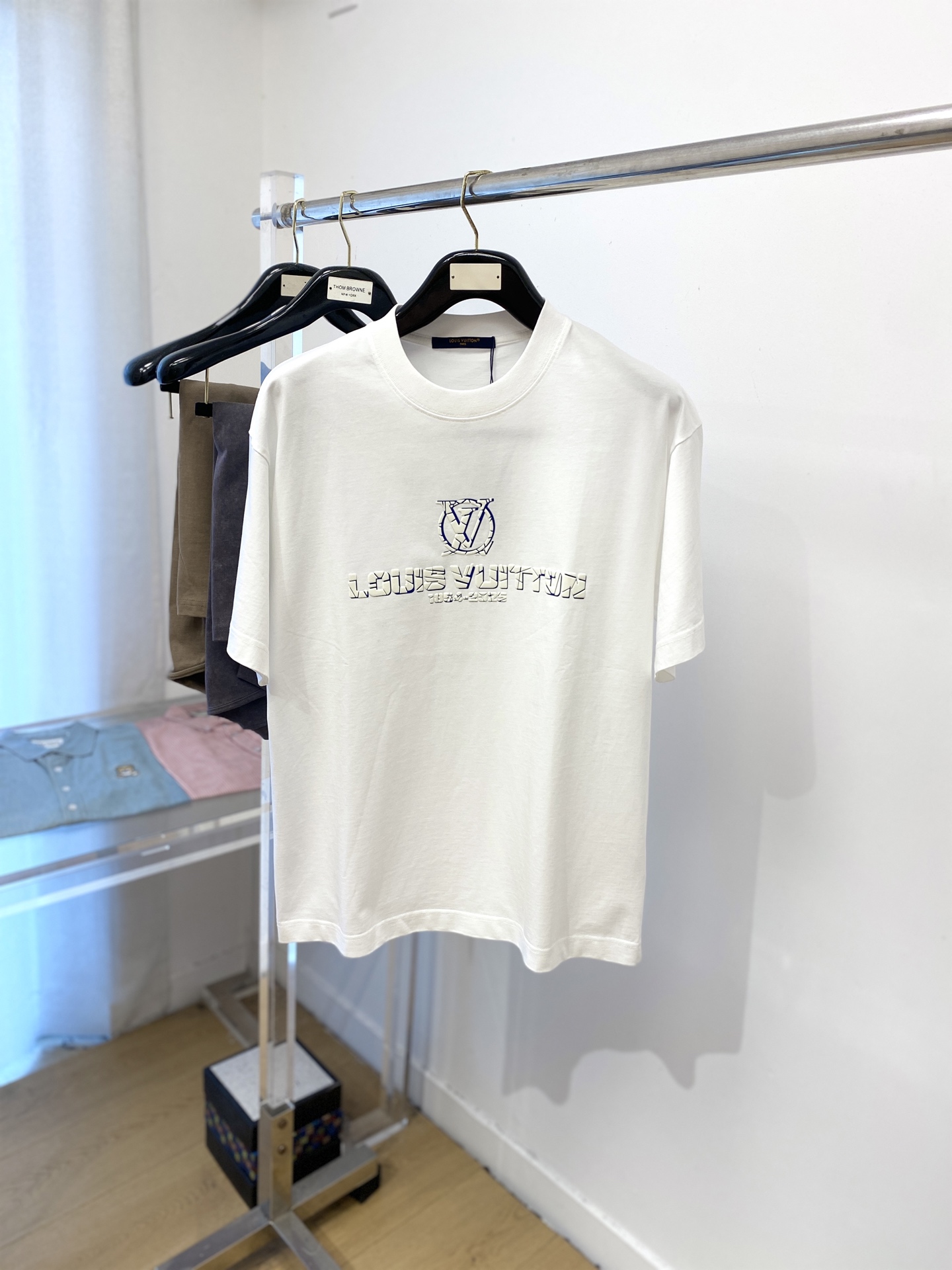NO:445837,Louis Vuitton, the latest short-sleeved T-shirt in 2025, handsome and fashionable, top printed letter logo on the chest, simple and versatile style. The fabric cotton is not only crisp, maintains the trendy silhouette, but also comfortable to wear, and the yarn is more delicate, S-XXL,,louis vuitton, T-shirt,tees, t-shirt,alexander wang19860909路易威登、2025最新款短袖T恤,帅气时尚,胸前顶级印花字母logo,简约百搭款.面料棉 不仅挺括,保持潮流的廓形,又穿着舒适,纱织更细腻,码数S-XXL,,louis vuitton,T-shirt,tees，t-shirt,alexander wang,Men's clothing