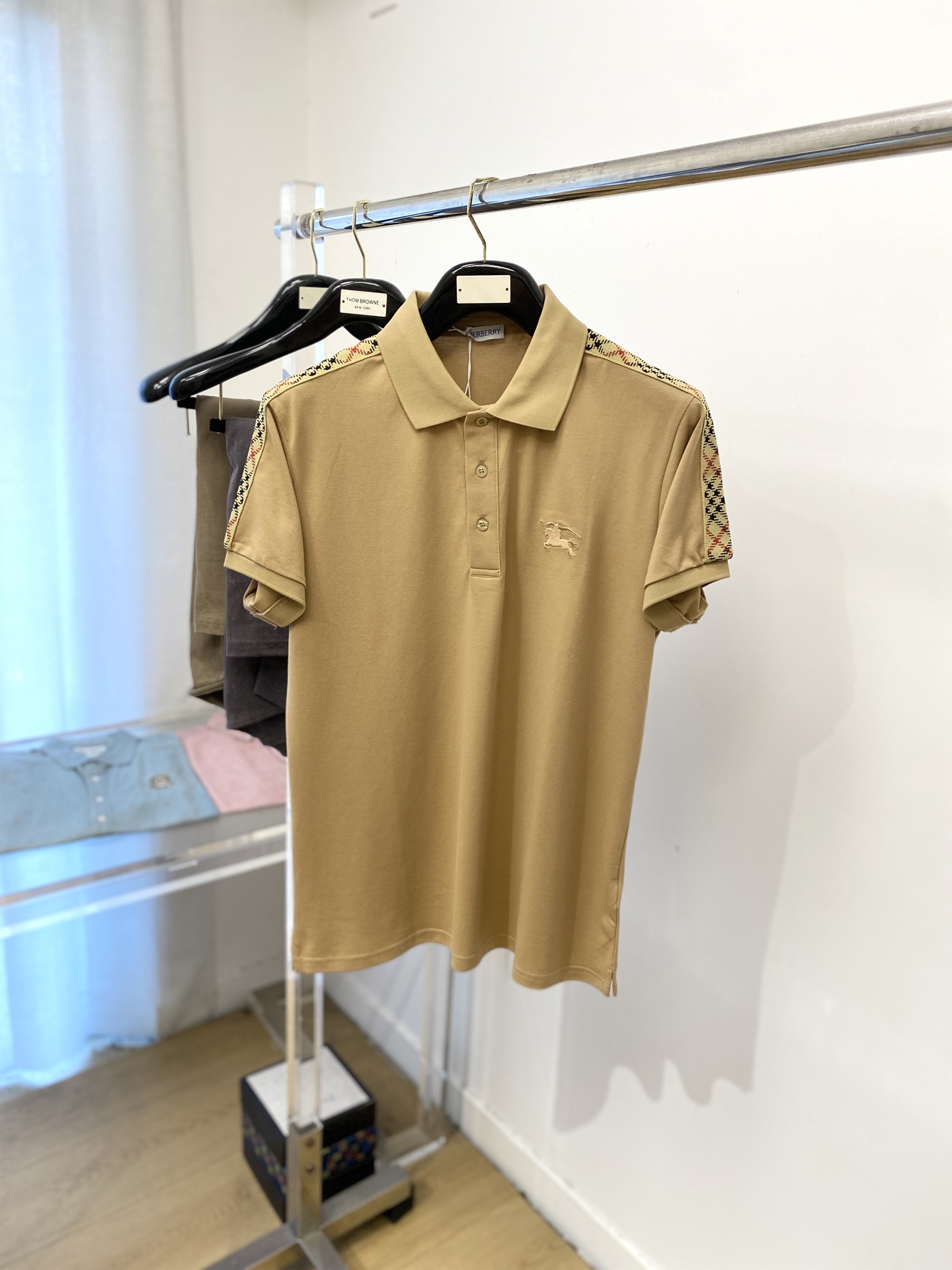 NO:445844,Burberry, the latest short-sleeved T-shirt in 2025, handsome and fashionable, exquisite embroidered pattern logo on the chest, simple and versatile style. The fabric cotton is not only crisp, maintains the trendy silhouette, but also comfortable to wear, and the yarn is more delicate, the number M-3XL, burberry, T-shirt, tees, t-shirt, alexander wang19860909巴宝莉、2025最新款短袖T恤,帅气时尚,胸前精致刺绣图案logo,简约百搭款.面料棉 不仅挺括,保持潮流的廓形,又穿着舒适,纱织更细腻,码数M-3XL,,burberry,T-shirt,tees，t-shirt,alexander wang,Men's clothing