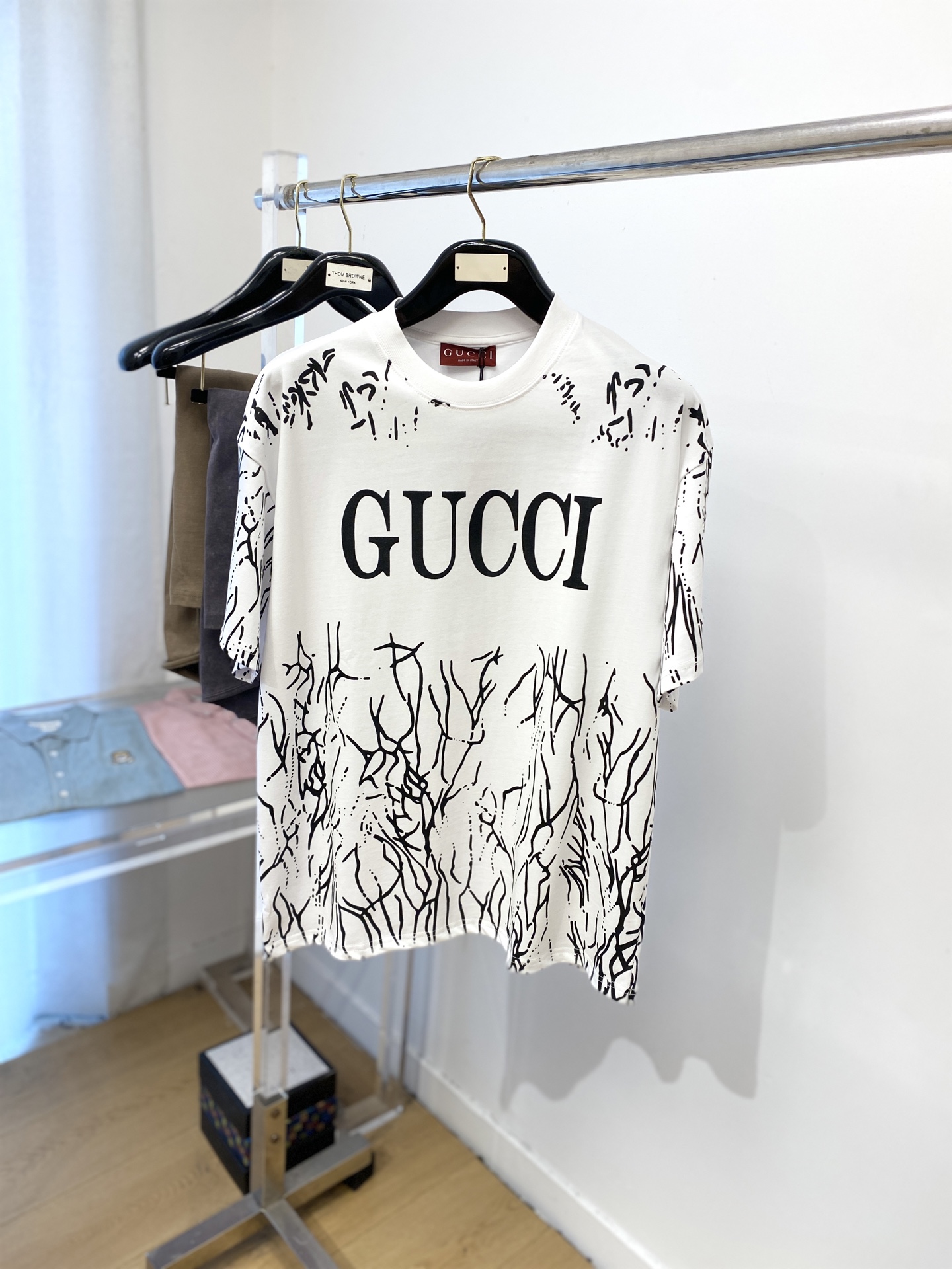 NO:445851,Guqi, the latest short-sleeved T-shirt in 2025, handsome and fashionable, top-grade printed letter logo on the chest, simple and versatile style. The fabric cotton is not only crisp, maintains the trendy silhouette, but also comfortable to wear, and the yarn is more delicate, the number of codes XS-L, T-shirt,tees, t-shirt,alexander wang19860909古奇、2025最新款短袖T恤,帅气时尚,胸口顶级印花字母logo,简约百搭款.面料棉 不仅挺括,保持潮流的廓形,又穿着舒适,纱织更细腻,码数XS-L,,T-shirt,tees，t-shirt,alexander wang,Men's clothing