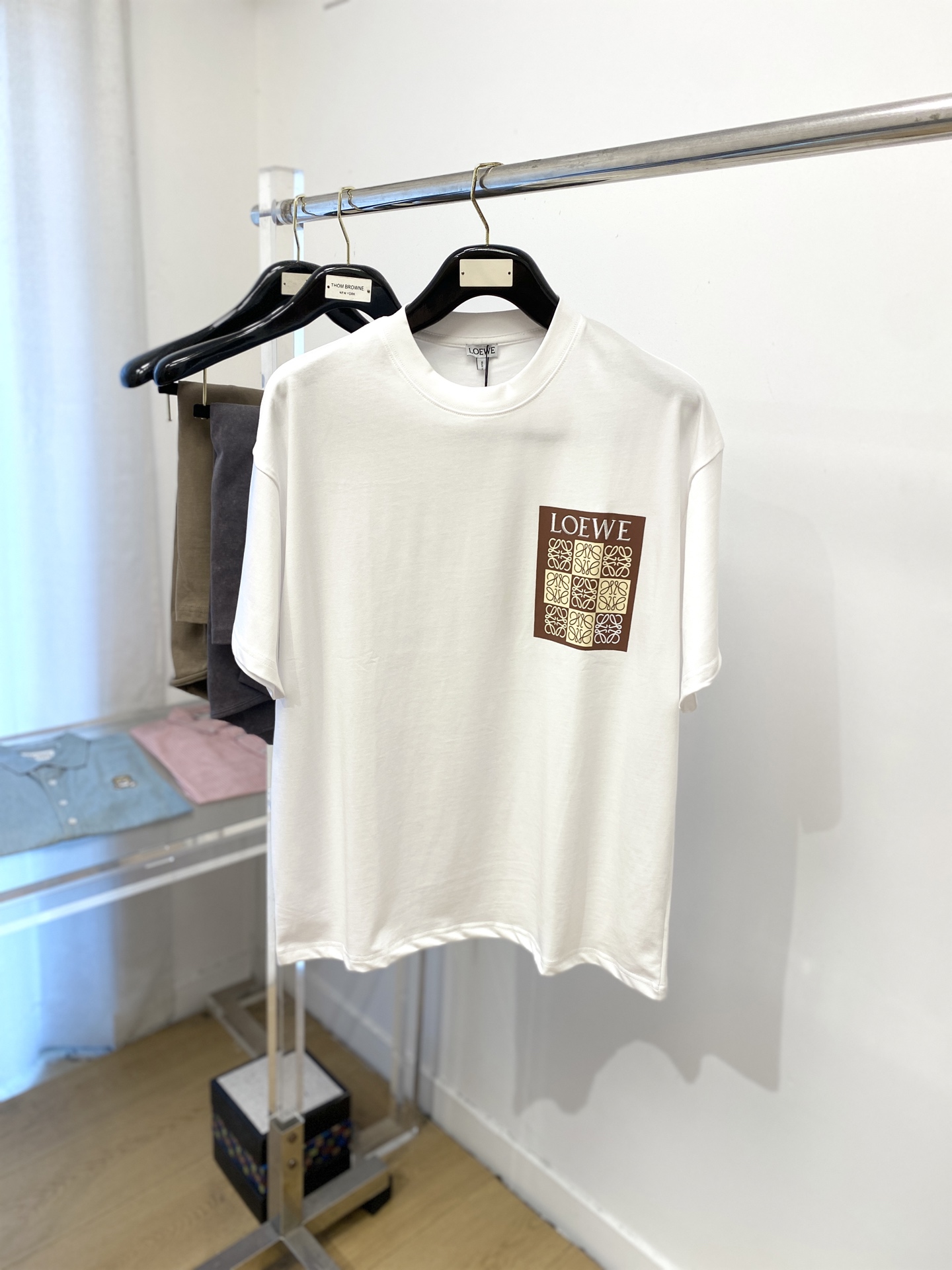 NO:445865,Luo Yiwei, the latest short-sleeved T-shirt in 2025, handsome and fashionable, exquisite embroidered printed and letter logo on the chest, simple and versatile style. The fabric cotton is not only crisp, maintains the trendy silhouette, but also comfortable to wear, and the yarn is more delicate, the number XS-L,,loewe, T-shirt,tees, t-shirt,alexander wang19860909罗意威、2025最新款短袖T恤,帅气时尚,胸前精致刺绣印花图案字母logo,简约百搭款.面料棉 不仅挺括,保持潮流的廓形,又穿着舒适,纱织更细腻,码数XS-L,,loewe,T-shirt,tees，t-shirt,alexander wang,Men's clothing