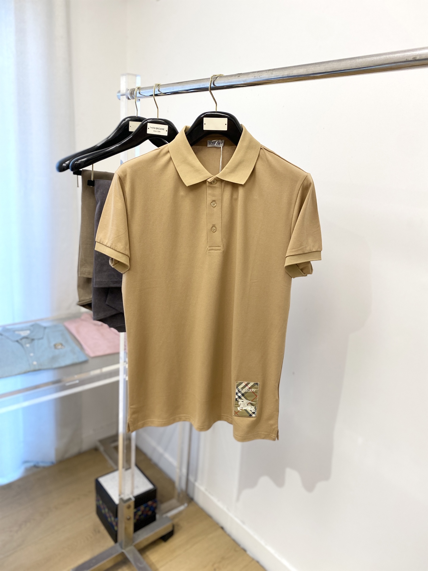 NO:445872,Burberry, the latest short-sleeved T-shirt in 2025, handsome and fashionable, exquisite embroidered pattern letter logo under the clothes, simple and versatile style. The fabric cotton is not only crisp, maintains the trendy silhouette, but also comfortable to wear, and the yarn is more delicate, the number M-3XL, burberry, T-shirt, tees, t-shirt, alexander wang19860909巴宝莉、2025最新款短袖T恤,帅气时尚,衣下精致刺绣图案字母logo,简约百搭款.面料棉 不仅挺括,保持潮流的廓形,又穿着舒适,纱织更细腻,码数M-3XL,,burberry,T-shirt,tees，t-shirt,alexander wang,Men's clothing