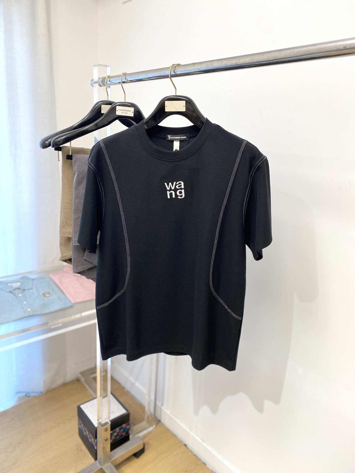 NO:445878,alexarderwang, the latest short-sleeved T-shirt in 2025, handsome and fashionable, exquisite embroidered letter logo on the chest, simple and versatile style. The fabric cotton is not only crisp, maintains the trendy silhouette, but also comfortable to wear, the yarn is more delicate, and the number of codes M-3XL,,T-shirt,tees,t-shirt,alexander wang19860909alexarderwang、2025最新款短袖T恤,帅气时尚,胸口精致刺绣字母logo,简约百搭款.面料棉 不仅挺括,保持潮流的廓形,又穿着舒适,纱织更细腻,码数 M-3XL,,T-shirt,tees，t-shirt,alexander wang,Men's clothing