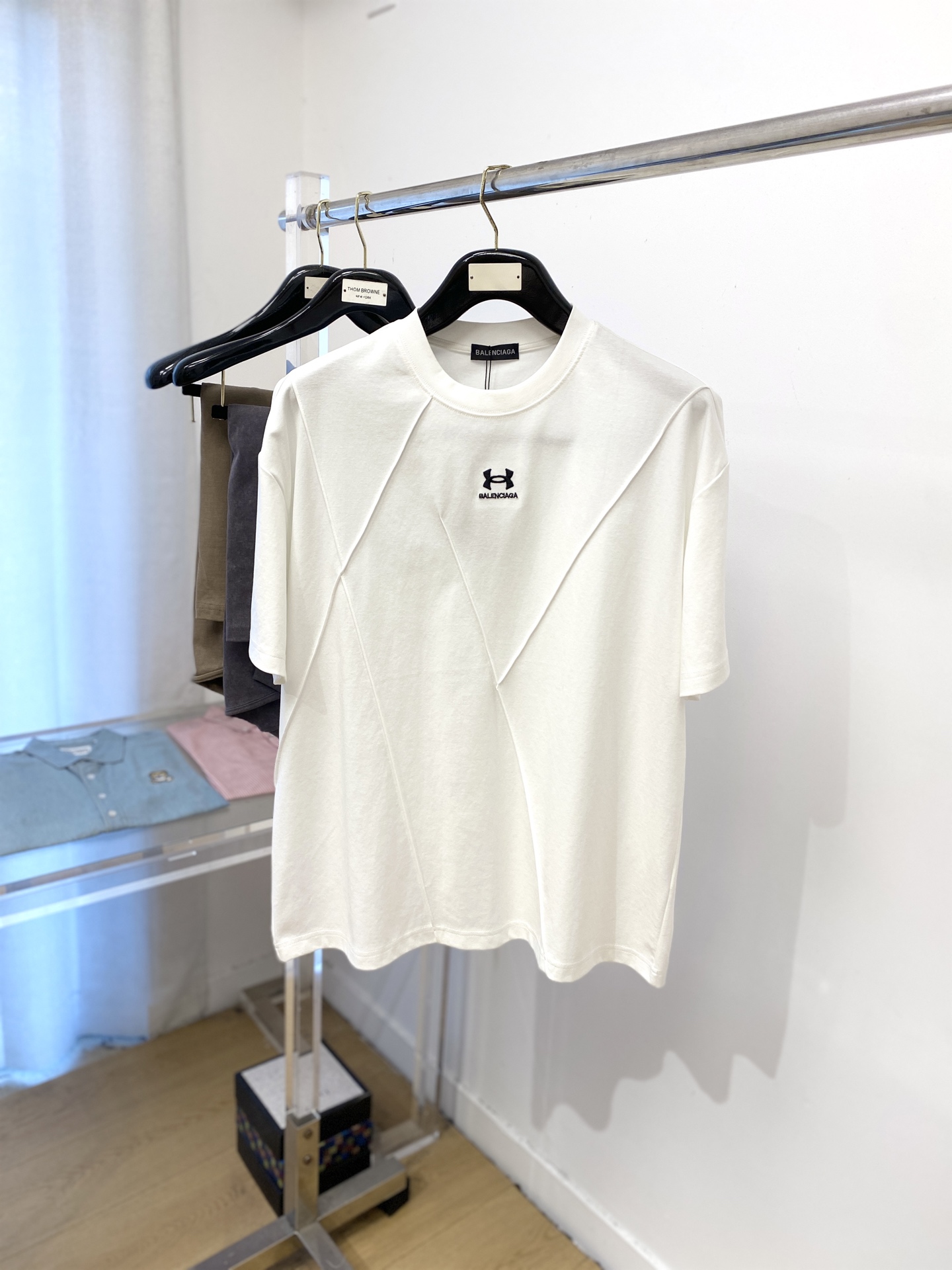 NO:445824,Balenciaga, the latest short-sleeved T-shirt in 2025, handsome and fashionable, exquisite embroidered letter logo on the chest, simple and versatile style. Fabric cotton is not only crisp, maintains a fashionable silhouette, but also comfortable to wear, with more delicate yarn, and size M-3XL,,balenciaga,T-shirt,tees,t-shirt,alexander wang19860909巴黎世家、2025最新款短袖T恤,帅气时尚,胸口精致刺绣字母logo,简约百搭款.面料棉 不仅挺括,保持潮流的廓形,又穿着舒适,纱织更细腻,码数 M-3XL,,balenciaga,T-shirt,tees，t-shirt,alexander wang,Men's clothing