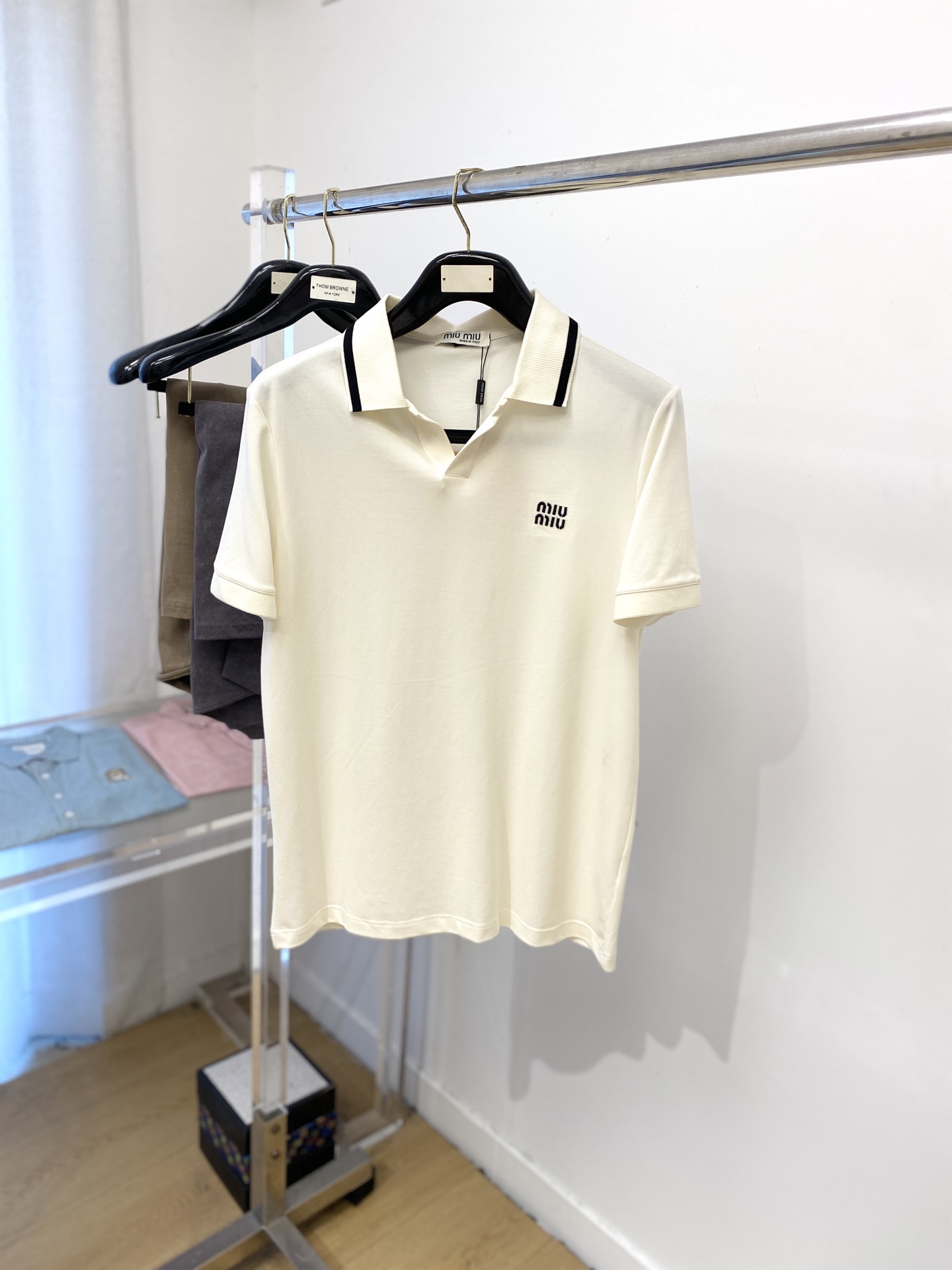 NO:445833,Miumiu, the latest short-sleeved T-shirt in 2025, handsome and fashionable, exquisite embroidered letter logo on the chest, simple and versatile style. Fabric cotton is not only crisp, maintains a fashionable silhouette, but also comfortable to wear, with more delicate yarn, and size M-3XL,,miumiu, T-shirt,tees, t-shirt,alexander wang19860909miumiu、2025最新款短袖T恤,帅气时尚,胸前精致刺绣字母logo,简约百搭款.面料棉 不仅挺括,保持潮流的廓形,又穿着舒适,纱织更细腻,码数 M-3XL,,miumiu,T-shirt,tees，t-shirt,alexander wang,Men's clothing