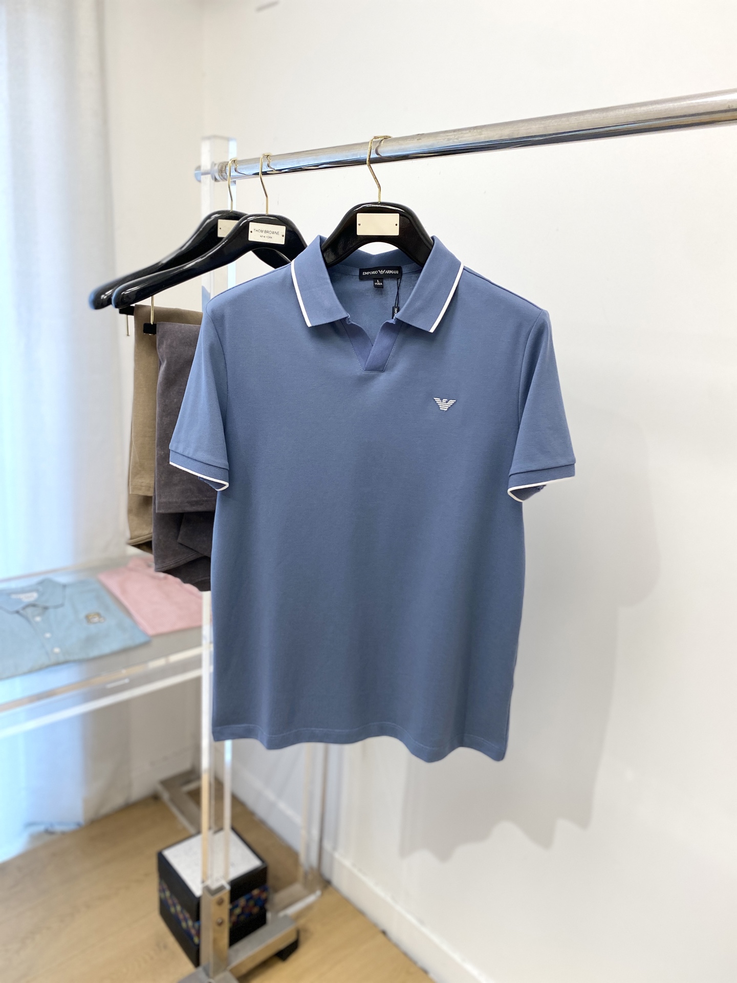 NO:445840,Armani, the latest short-sleeved T-shirt in 2025, handsome and fashionable, exquisite embroidered pattern logo on the chest, simple and versatile style. Fabric cotton is not only crisp, maintains a fashionable silhouette, but also comfortable to wear, with more delicate yarn, and size M-3XL,,armani, T-shirt,tees, t-shirt,alexander wang19860909阿玛尼、2025最新款短袖T恤,帅气时尚,胸前精致刺绣图案logo,简约百搭款.面料棉 不仅挺括,保持潮流的廓形,又穿着舒适,纱织更细腻,码数 M-3XL,,armani,T-shirt,tees，t-shirt,alexander wang,Men's clothing