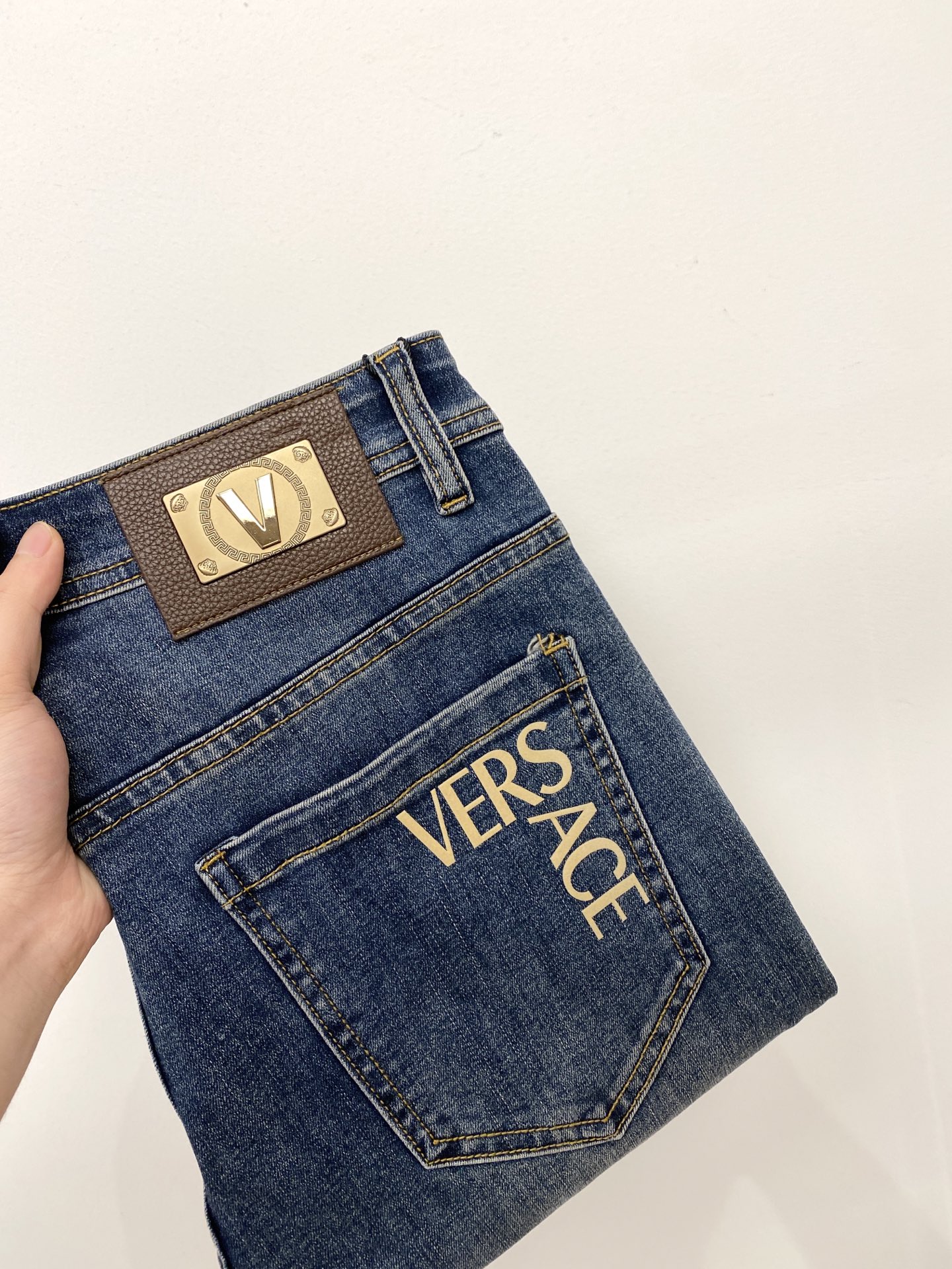 NO:445772,Versace, 2025 latest products, special counters are available at the same time, original single-order goods, water-washed casual jeans, imported original washing elastic fabric, comfortable and elastic, original hardware and auxiliary decorative logo, super positive style, extremely high grade, counter quality, fashionable and stylish upper body, 29-38, versace, jeans, alexander wang19860909范思哲、2025最新品,专柜同步有售,原单狠货,水洗休闲牛仔裤,进口原版水洗弹力面料,舒适有弹性,原版五金辅料装饰logo,版型超正,档次极高,专柜品质,上身时尚有型,码数29-38,,versace,jeans,alexander wang,Men's clothing