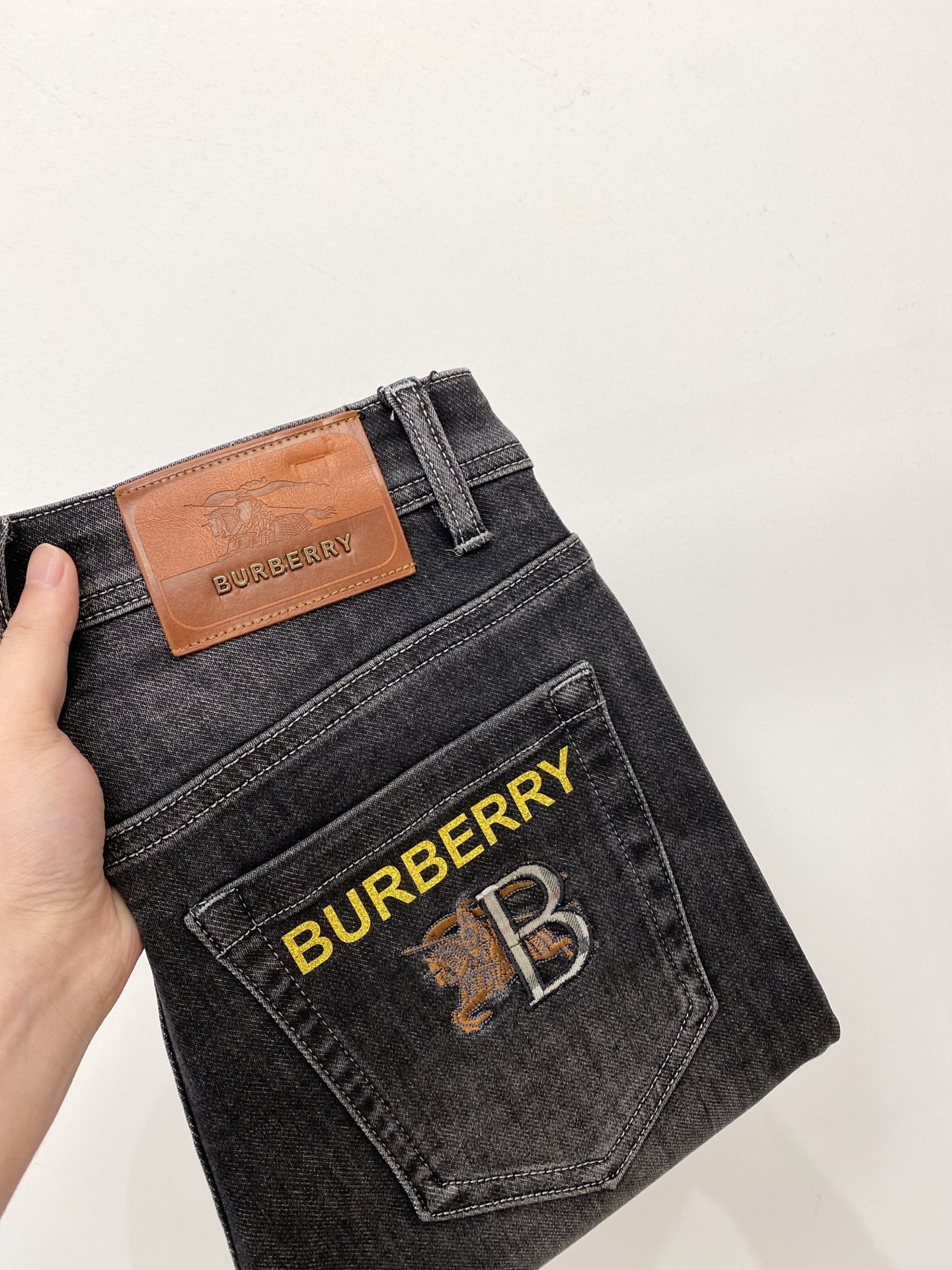 NO:445780,Burberry, 2025 latest products, special counters are available at the same time, original singles, washable casual jeans, imported original washable elastic fabric, comfortable and elastic, original hardware and auxiliary decorative logo, super positive style, extremely high grade, counter quality, fashionable and stylish upper body, 29-38, burberry, jeans, alexander wang19860909巴宝莉、2025最新品,专柜同步有售,原单狠货,水洗休闲牛仔裤,进口原版水洗弹力面料,舒适有弹性,原版五金辅料装饰logo,版型超正,档次极高,专柜品质,上身时尚有型,码数29-38,,burberry,jeans,alexander wang,Men's clothing