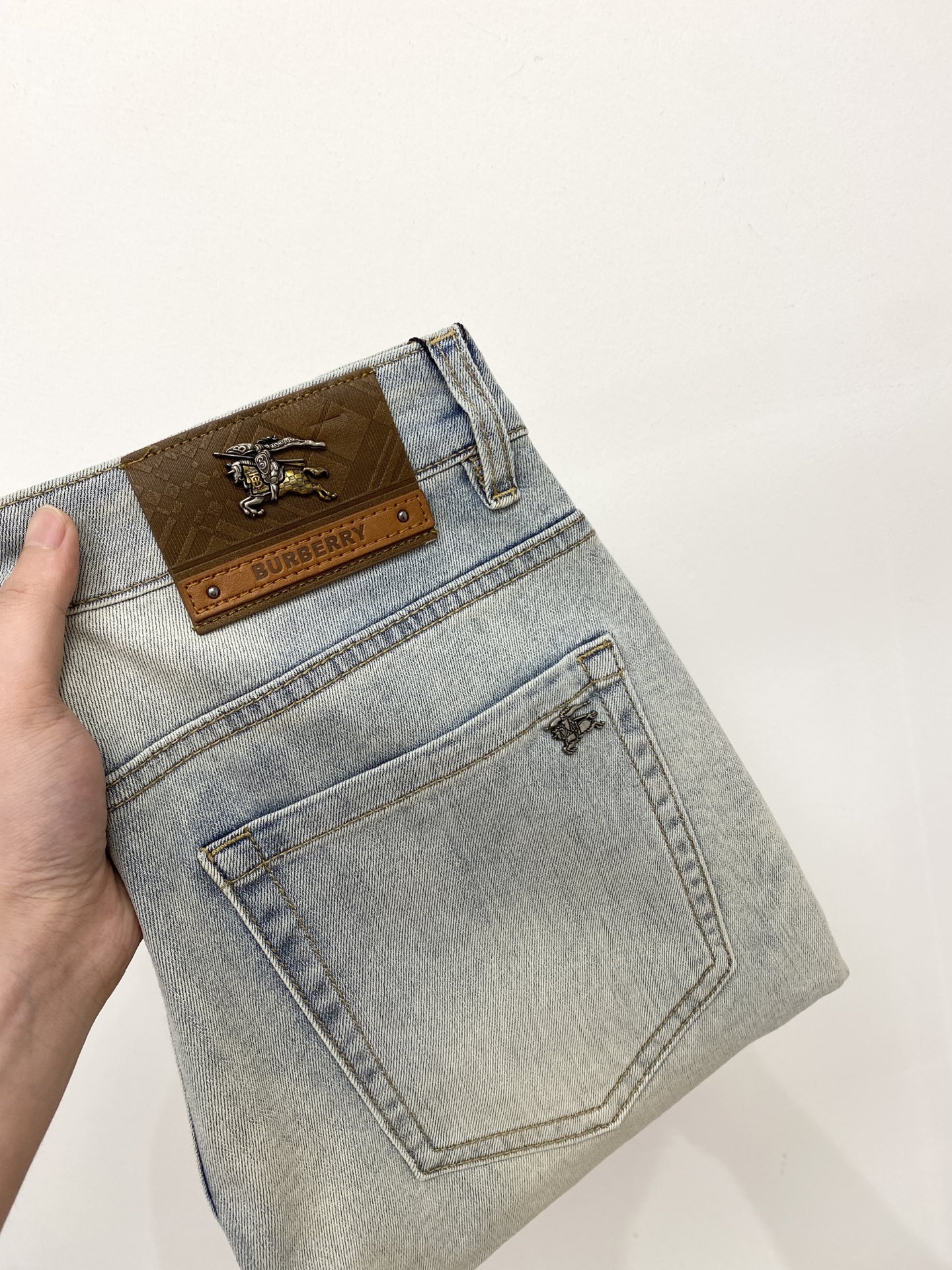 NO:445795,Burberry, 2025 latest products, special counters are available at the same time, original singles, washable casual jeans, imported original washable elastic fabric, comfortable and elastic, original hardware and auxiliary decorative logo, super positive style, extremely high grade, counter quality, fashionable and stylish upper body, 29-38, burberry, jeans, alexander wang19860909巴宝莉、2025最新品,专柜同步有售,原单狠货,水洗休闲牛仔裤,进口原版水洗弹力面料,舒适有弹性,原版五金辅料装饰logo,版型超正,档次极高,专柜品质,上身时尚有型,码数29-38,,burberry,jeans,alexander wang,Men's clothing