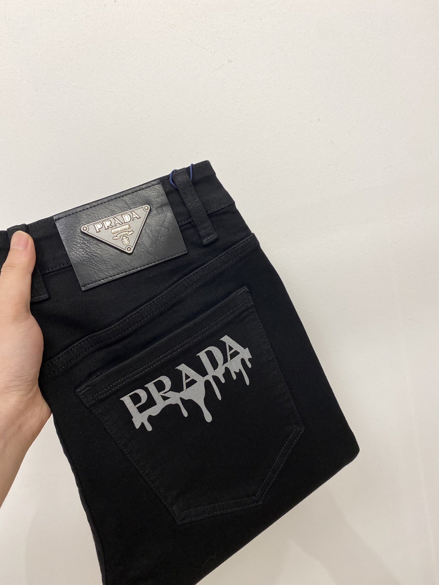 NO:445802,Prada, 2025 latest products, special counters are available at the same time, original singles, washable casual jeans, imported original washable elastic fabric, comfortable and elastic, original hardware and auxiliary decorative logo, super positive style, extremely high grade, counter quality, fashionable and stylish upper body, 29-38, prada, jeans, alexander wang19860909普拉达、2025最新品,专柜同步有售,原单狠货,水洗休闲牛仔裤,进口原版水洗弹力面料,舒适有弹性,原版五金辅料装饰logo,版型超正,档次极高,专柜品质,上身时尚有型,码数29-38,,prada,jeans,alexander wang,Men's clothing