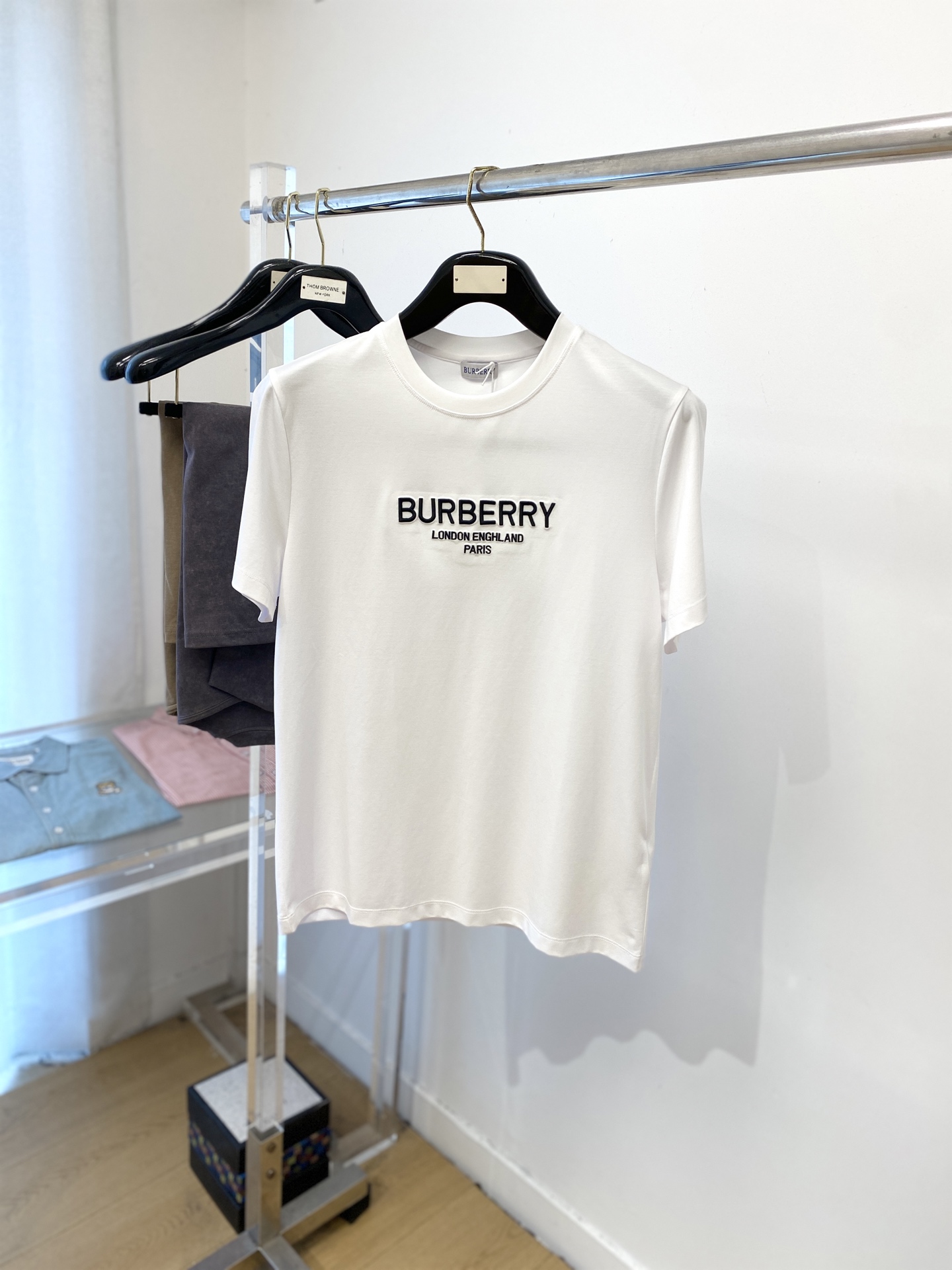 NO:447422,Burberry, the latest short-sleeved T-shirt in 2025, handsome and fashionable, exquisite embroidered letter logo on the chest, simple and versatile style. Fabric cotton is not only crisp, maintains a fashionable silhouette, but also comfortable to wear, with more delicate yarn, and size M-3XL, burberry, T-shirt, tees, t-shirt, alexander wang19860909巴宝莉、2025最新款短袖T恤,帅气时尚,胸口精致刺绣字母logo,简约百搭款.面料棉 不仅挺括,保持潮流的廓形,又穿着舒适,纱织更细腻,码数 M-3XL,,burberry,T-shirt,tees，t-shirt,alexander wang,Men's clothing