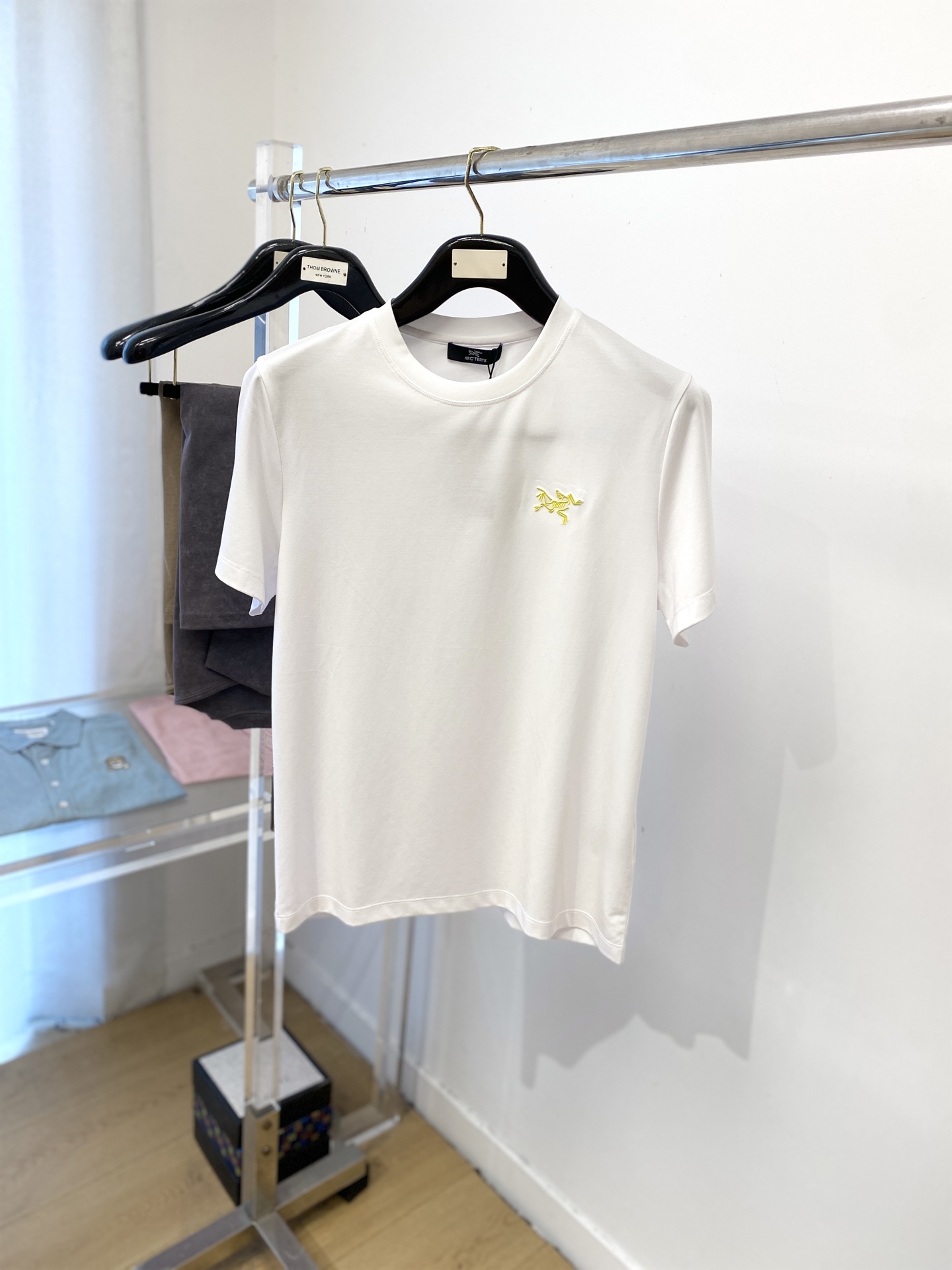 NO:447407,Archaeoptera Bird, the latest short-sleeved T-shirt in 2025, handsome and fashionable, exquisite embroidered pattern logo on the chest, simple and versatile style. Fabric cotton is not only crisp, maintains a fashionable silhouette, but also comfortable to wear, with more delicate yarn, and size M-3XL, arc'teryx, T-shirt,tees, t-shirt,alexander wang19860909始祖鸟、2025最新款短袖T恤,帅气时尚,胸前精致刺绣图案logo,简约百搭款.面料棉 不仅挺括,保持潮流的廓形,又穿着舒适,纱织更细腻,码数 M-3XL,arc'teryx,T-shirt,tees，t-shirt,alexander wang,Men's clothing