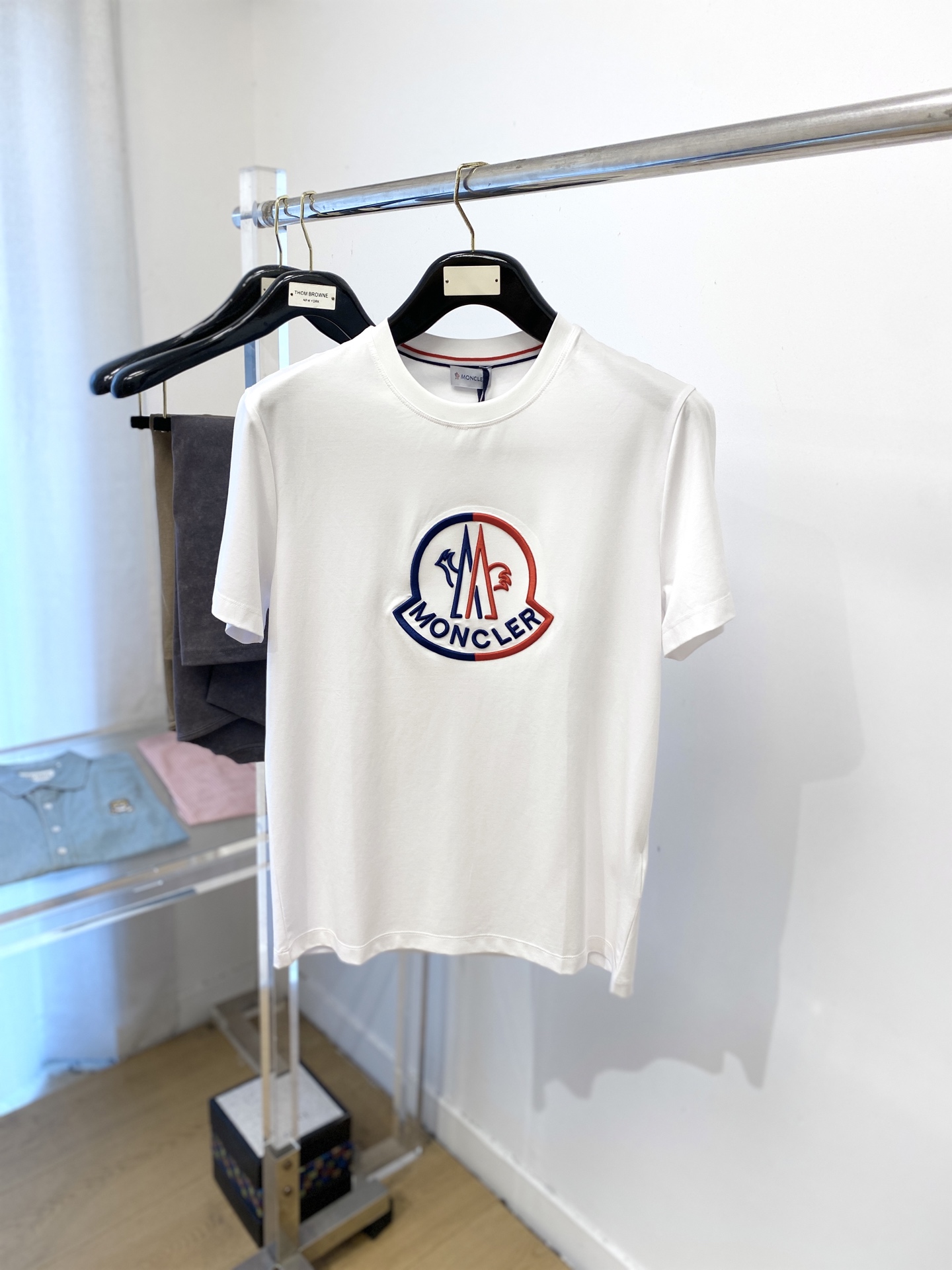 NO:447423,The latest short-sleeved T-shirt in 2025, handsome and fashionable, exquisite embroidered letter pattern logo on the chest, simple and versatile style. The fabric cotton is not only crisp, maintains the trendy silhouette, but also comfortable to wear, and the yarn is more delicate, and the number of codes M-3XL,,Moncler,T-shirt,tees,t-shirt,alexander wang19860909蒙口、2025最新款短袖T恤,帅气时尚,胸口精致刺绣字母图案logo,简约百搭款.面料棉 不仅挺括,保持潮流的廓形,又穿着舒适,纱织更细腻,码数 M-3XL,,Moncler,T-shirt,tees，t-shirt,alexander wang,Men's clothing