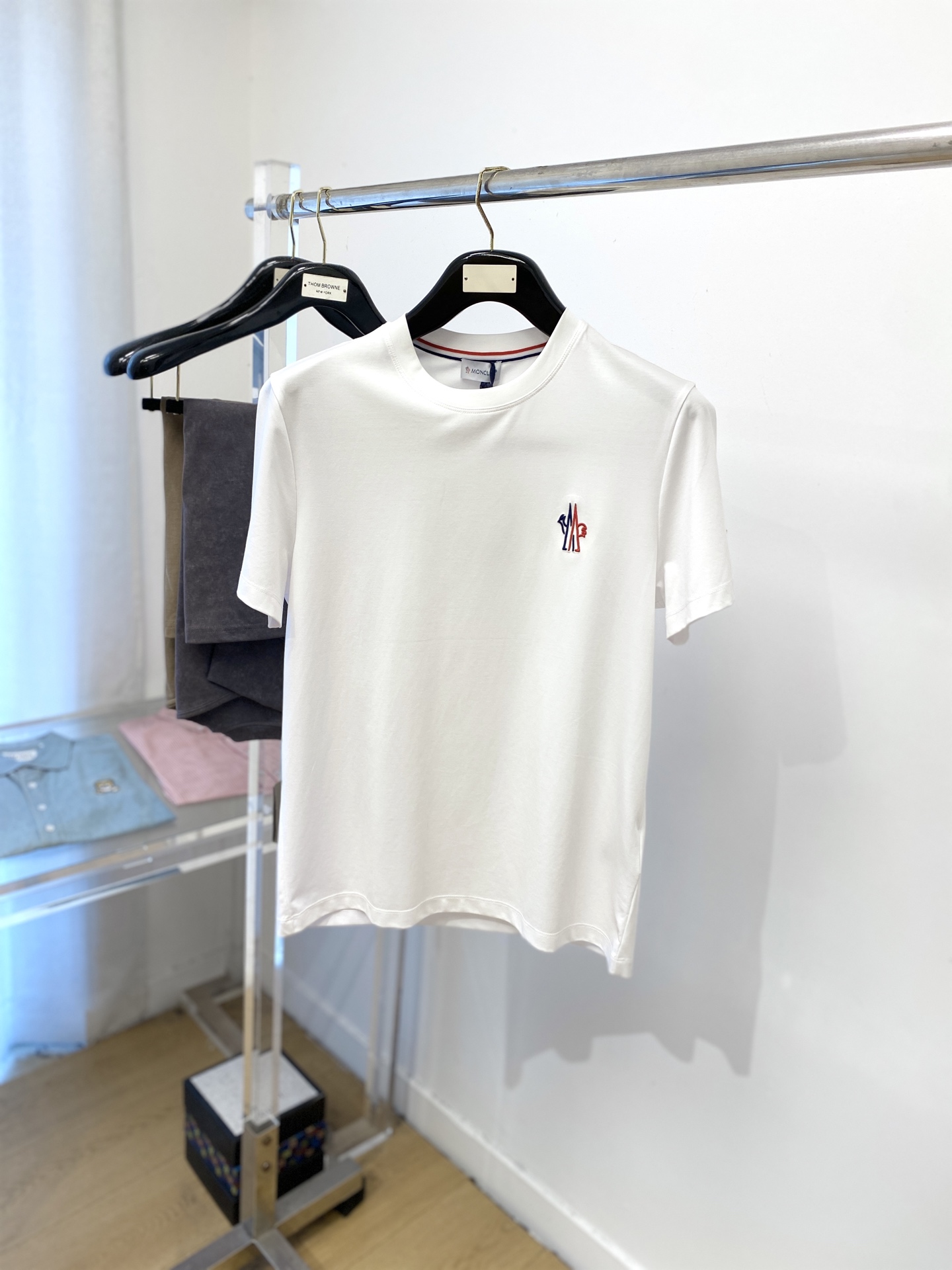 NO:447429,The latest short-sleeved T-shirt in 2025, handsome and fashionable, exquisite embroidered pattern logo on the chest, simple and versatile style. The fabric cotton is not only crisp, maintains the trendy silhouette, but also comfortable to wear, and the yarn is more delicate, and the number of codes M-3XL,,Moncler,T-shirt,tees,t-shirt,alexander wang19860909蒙口、2025最新款短袖T恤,帅气时尚,胸前精致刺绣图案logo,简约百搭款.面料棉 不仅挺括,保持潮流的廓形,又穿着舒适,纱织更细腻,码数 M-3XL,,Moncler,T-shirt,tees，t-shirt,alexander wang,Men's clothing